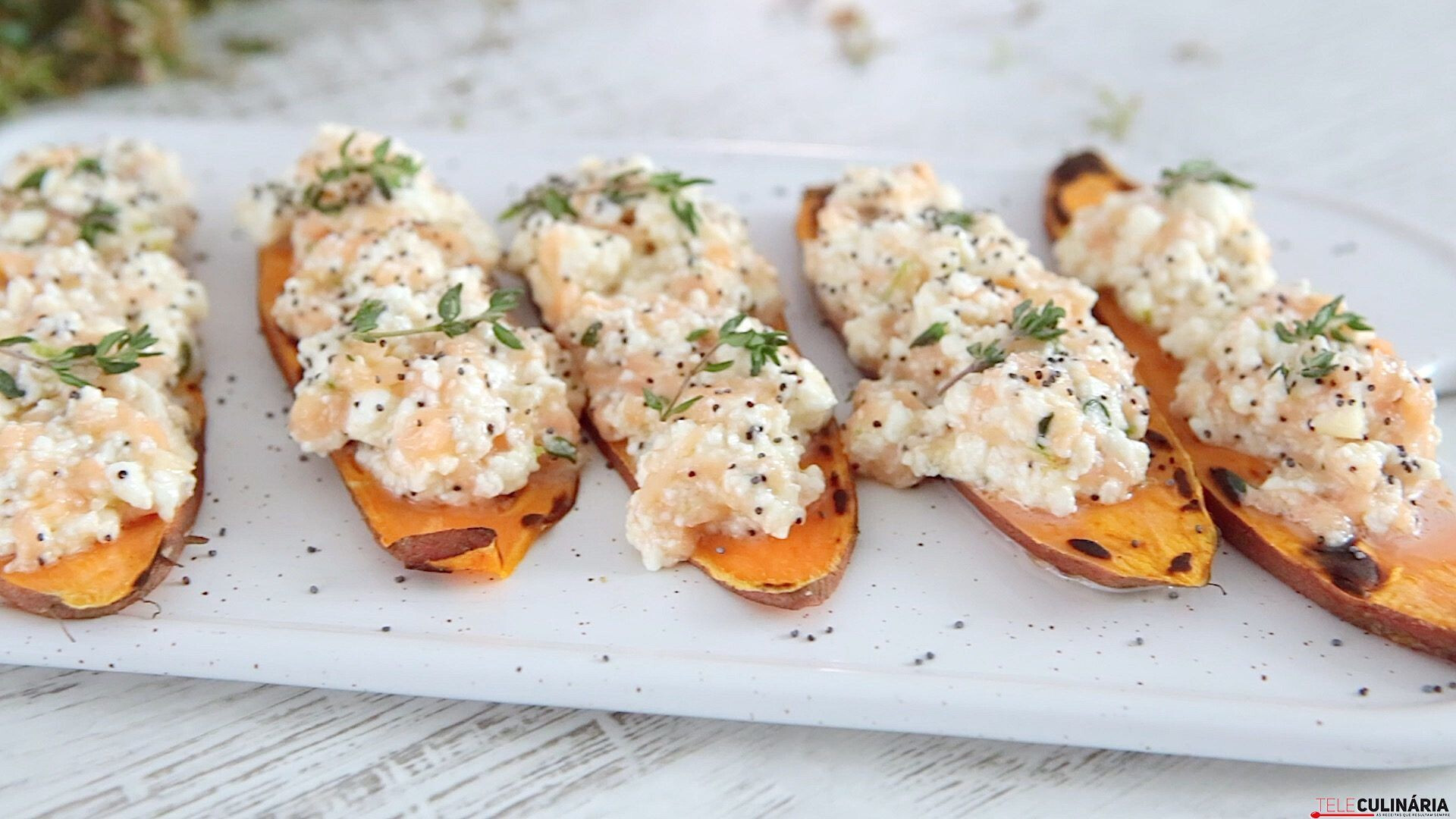 Tostas de batata-doce, queijo fresco e salmão