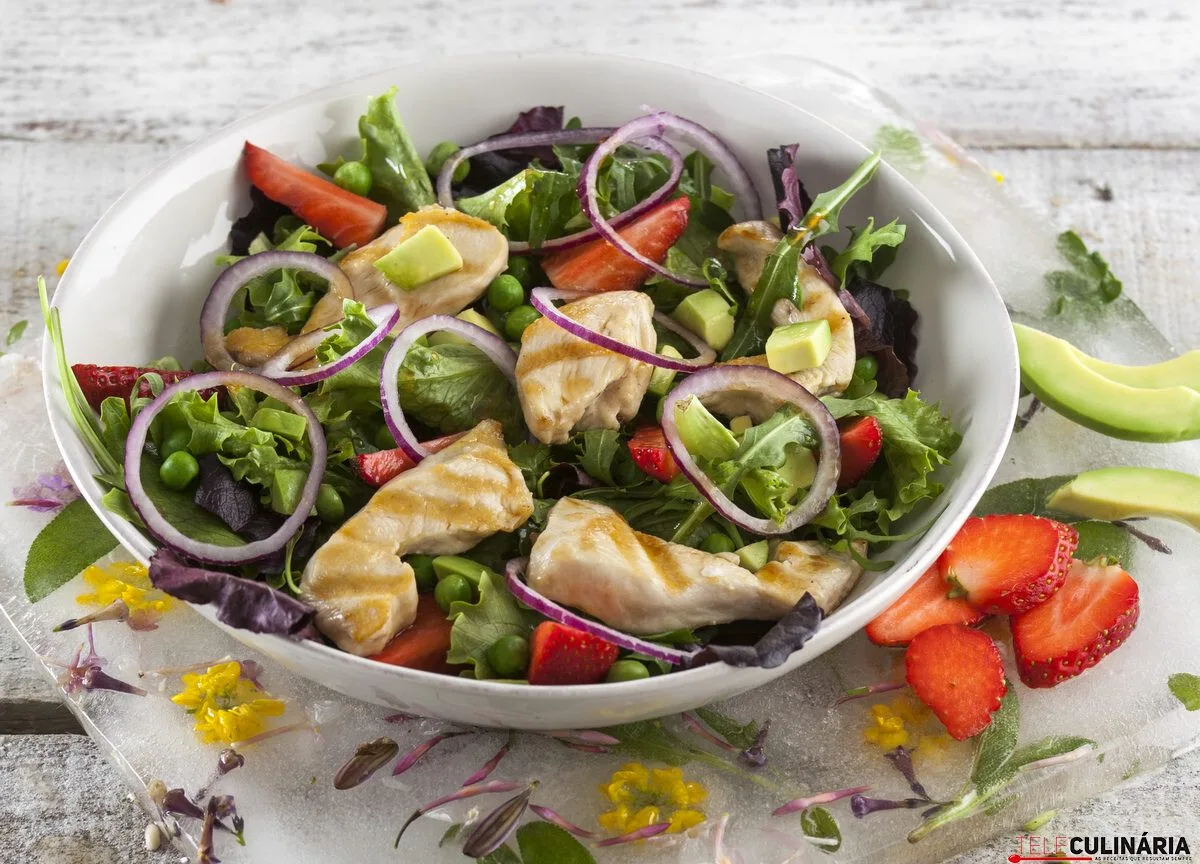 Frango grelhado com salada de morangos e abacate