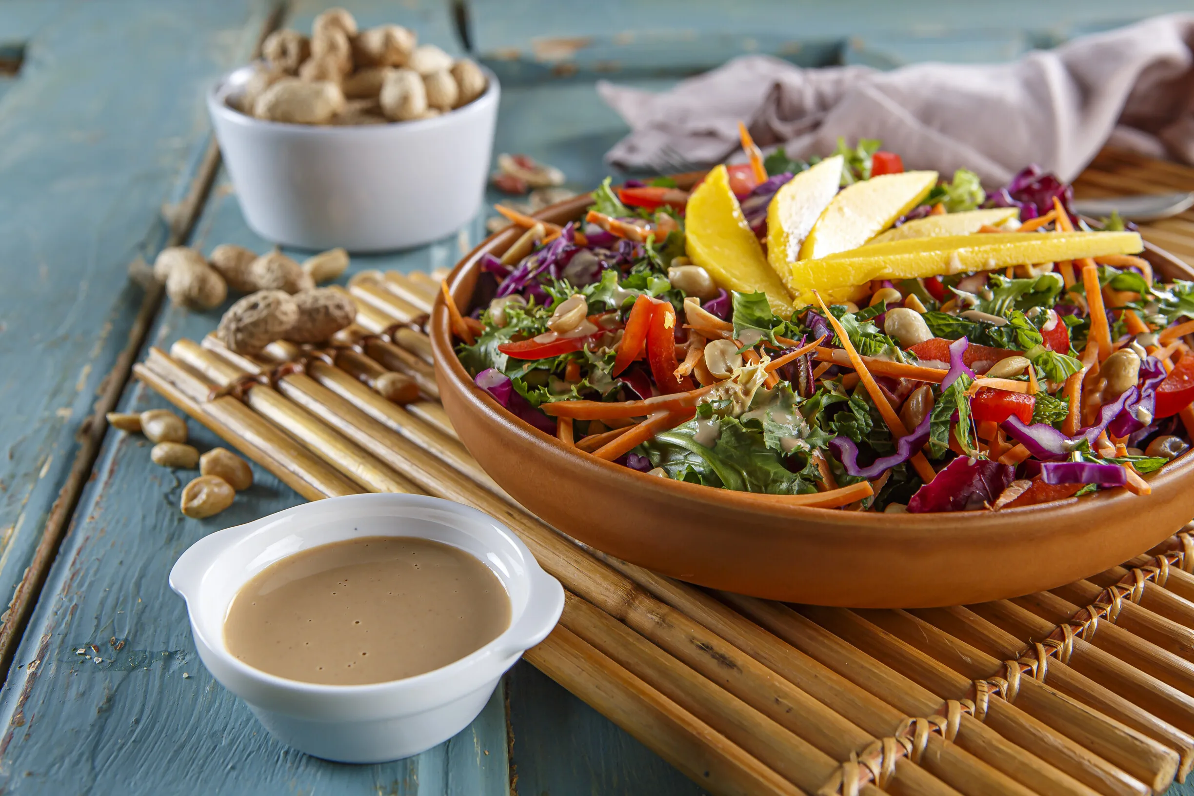 Salada Thai com molho de amendoim