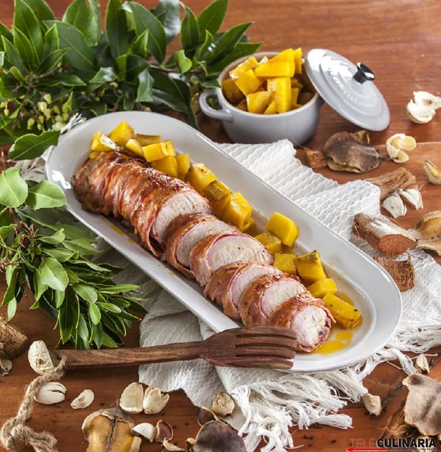 Lombinho de porco enrolado com bacon e batata-doce