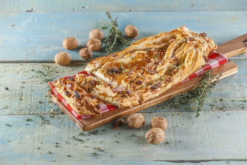 Trança de queijo e doce de maçã