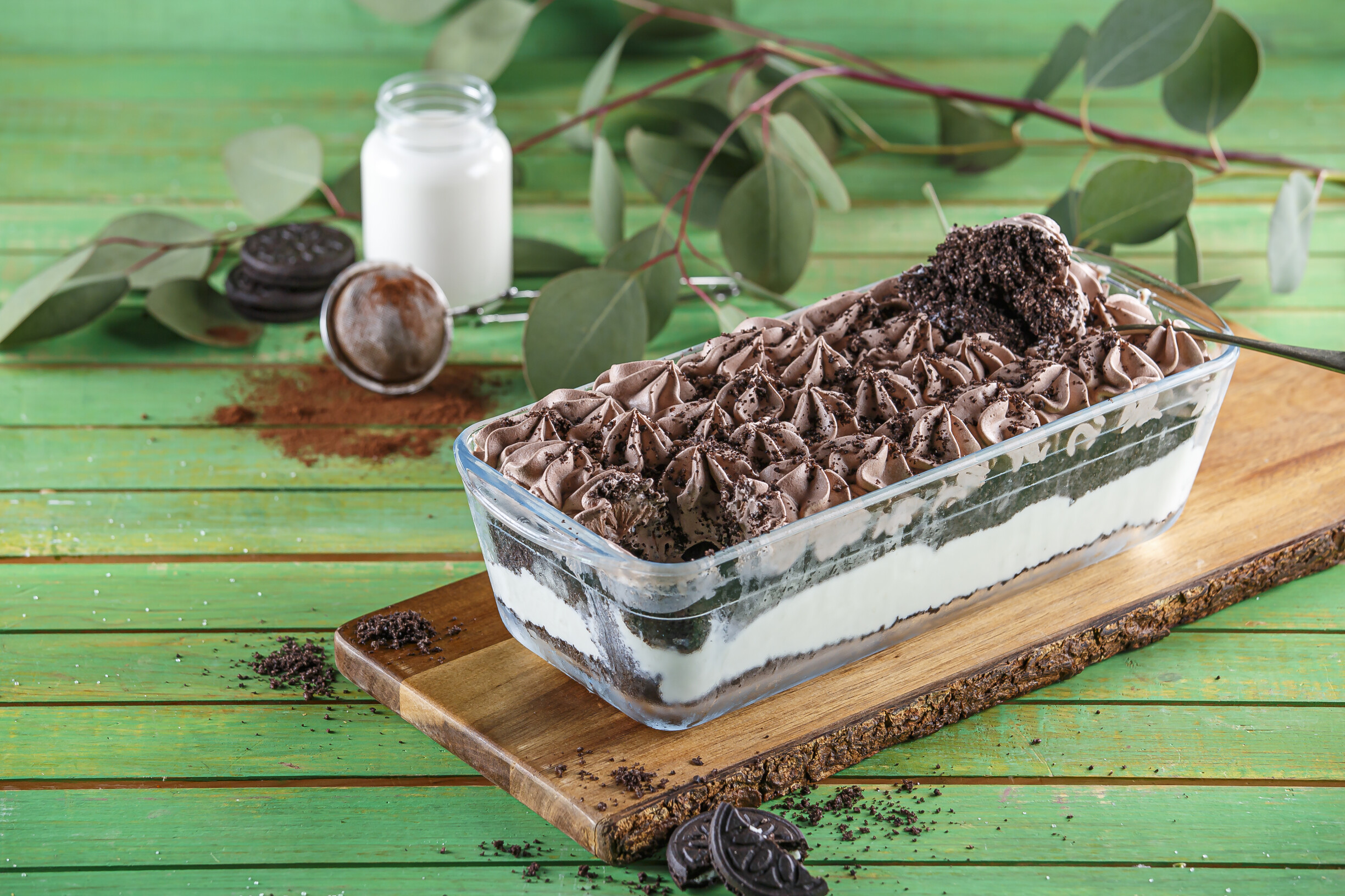 Tabuleiro de natas e bolachas de chocolate