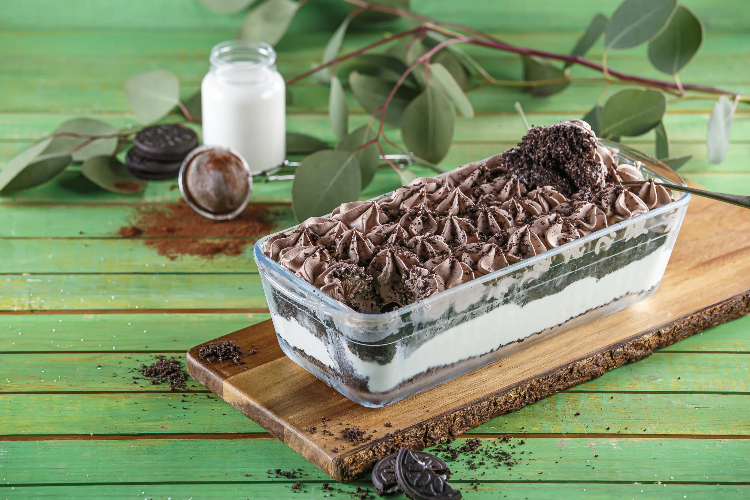 Tabuleiro de natas e bolachas de chocolate