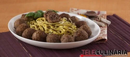 Almôndegas com molho de caril