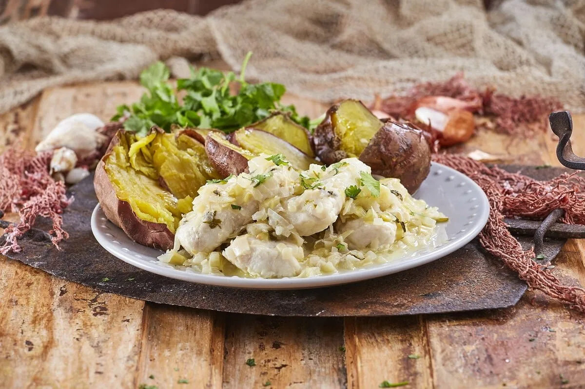 Pescada estufada com sabor de bulhão pato