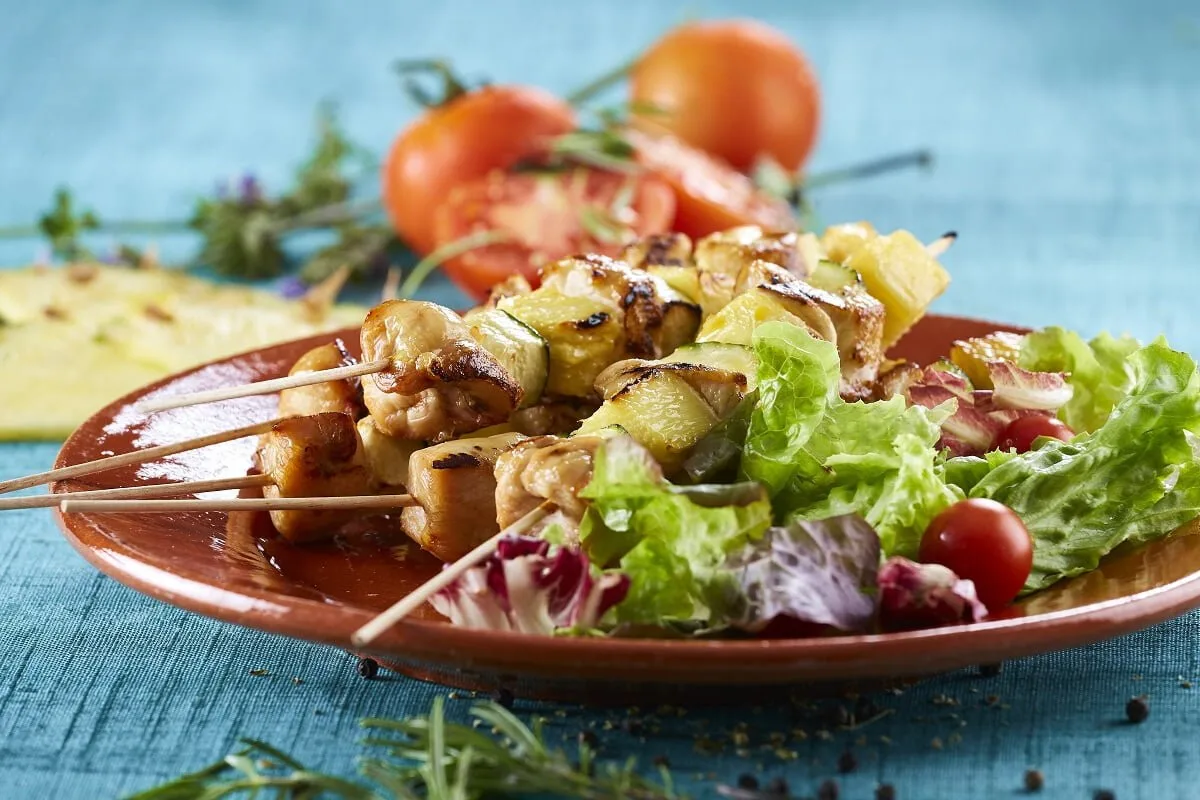 Espetadas de frango com molho de amendoim