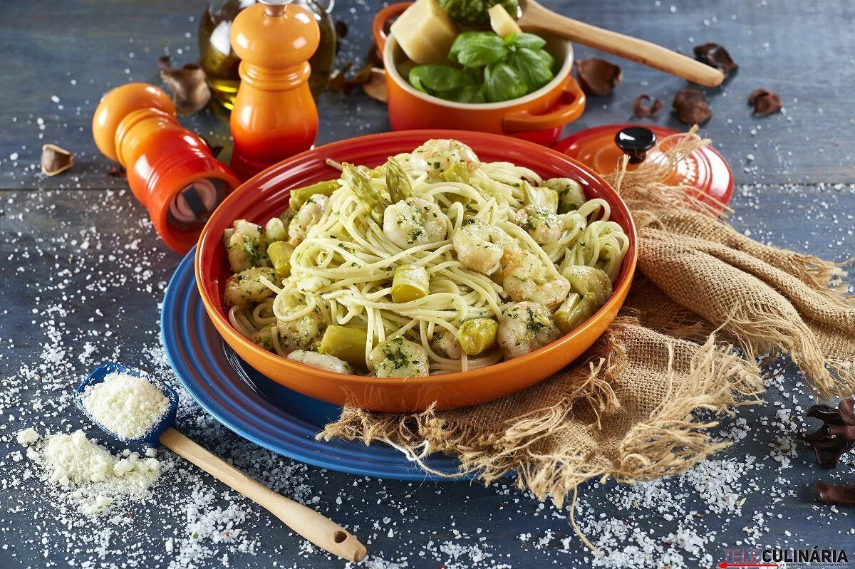 Esparguete com camarão e pesto