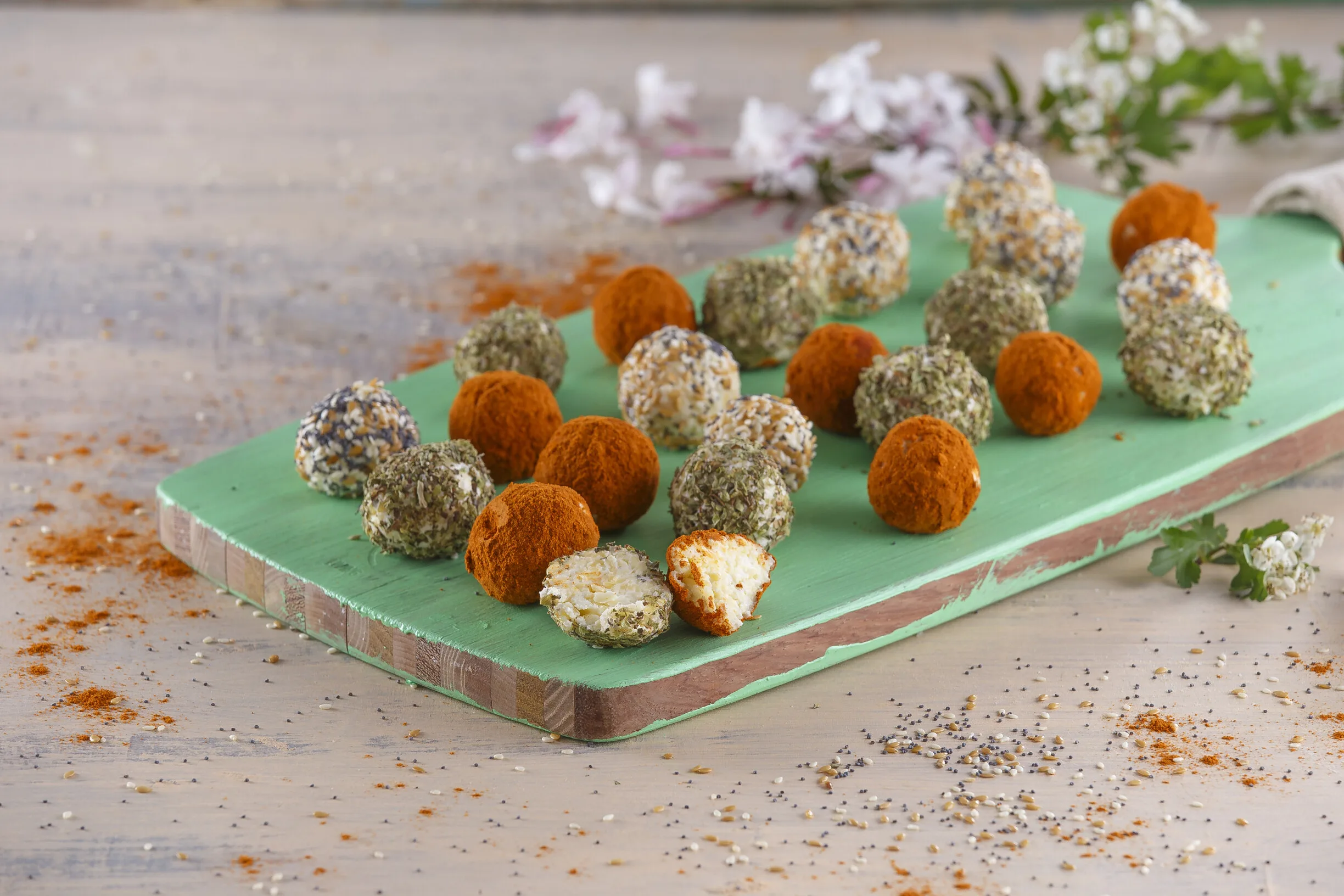 Bolinhas de queijo coloridas