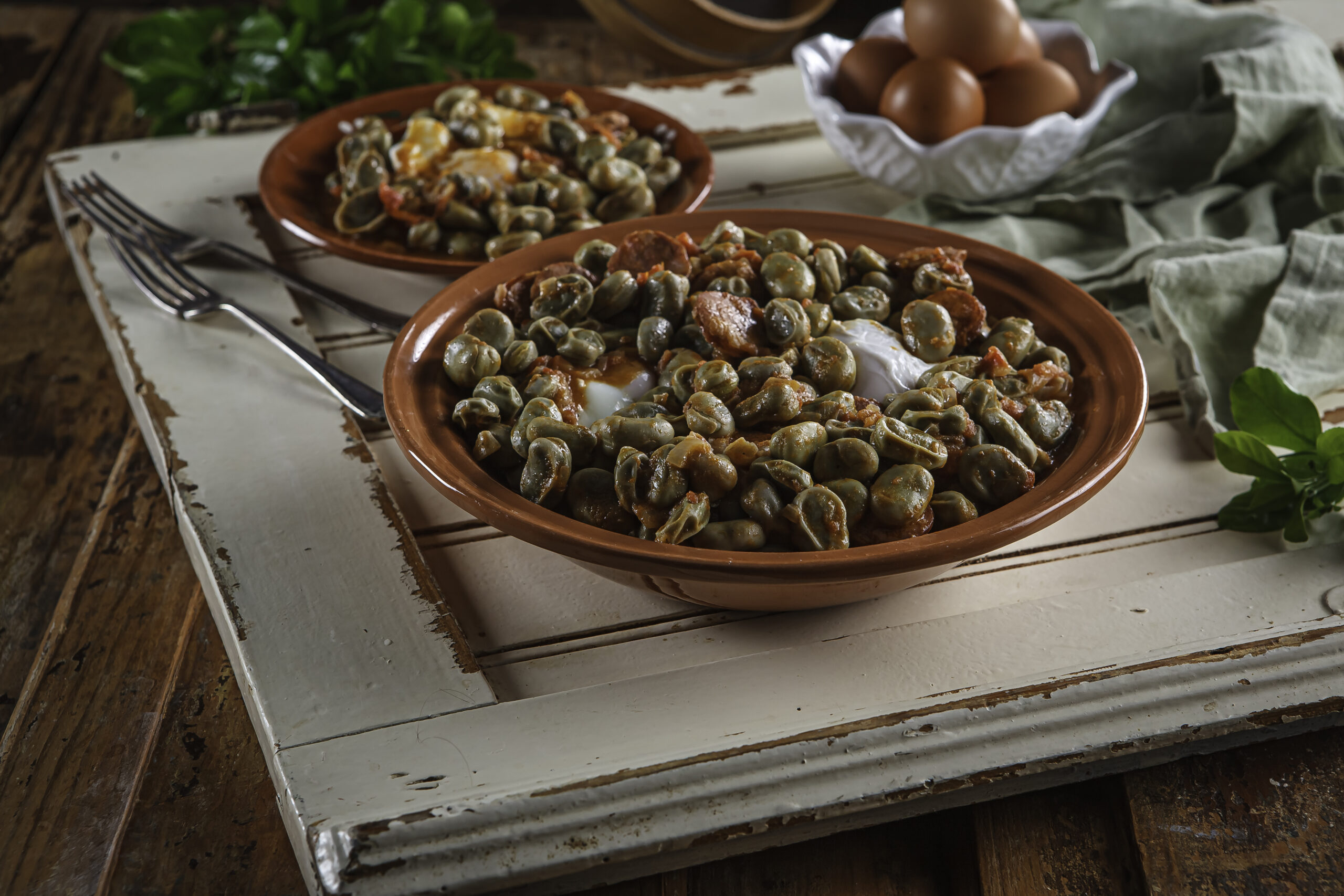 Favas com ovos escalfados