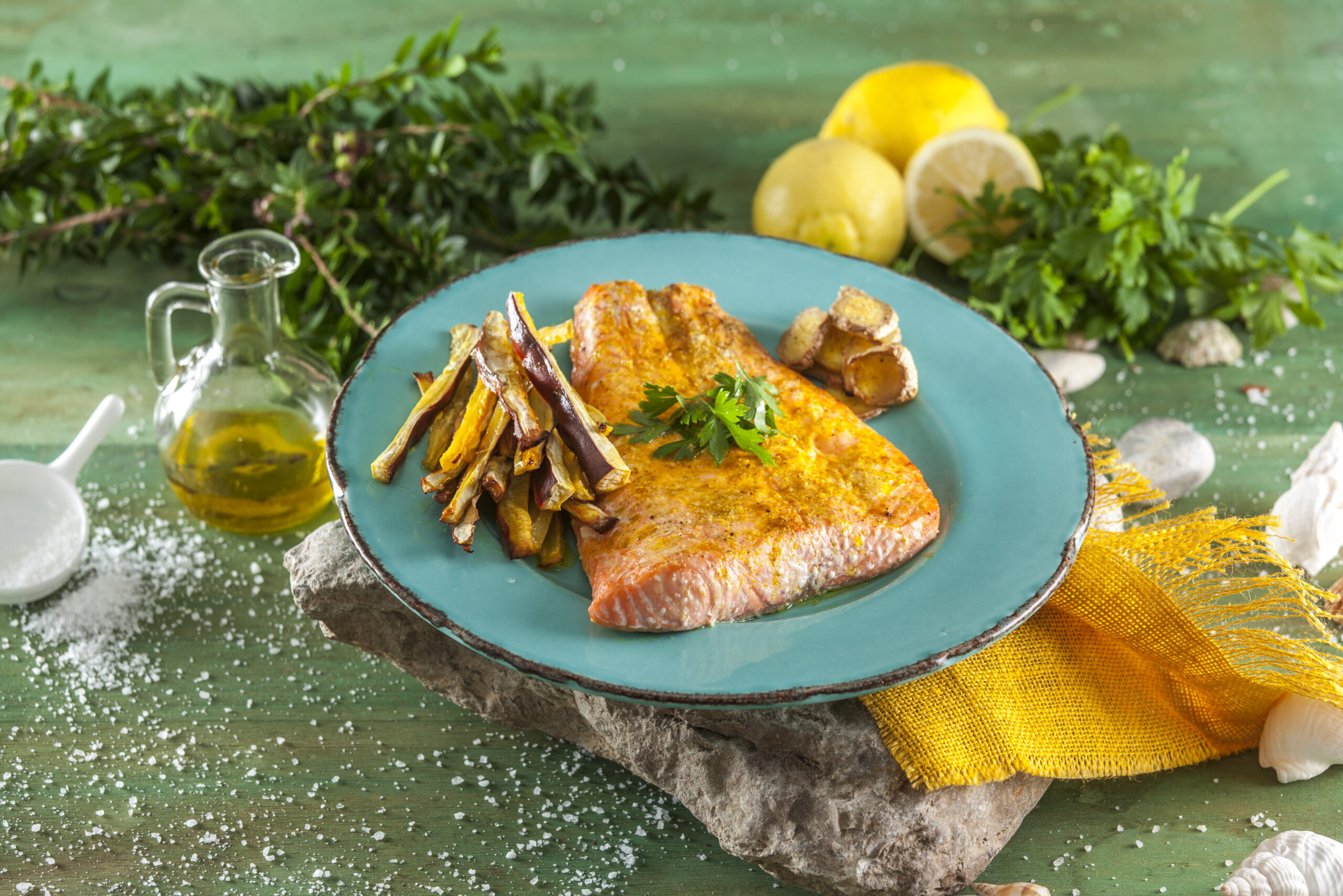Salmão no forno com palitos de batata-doce