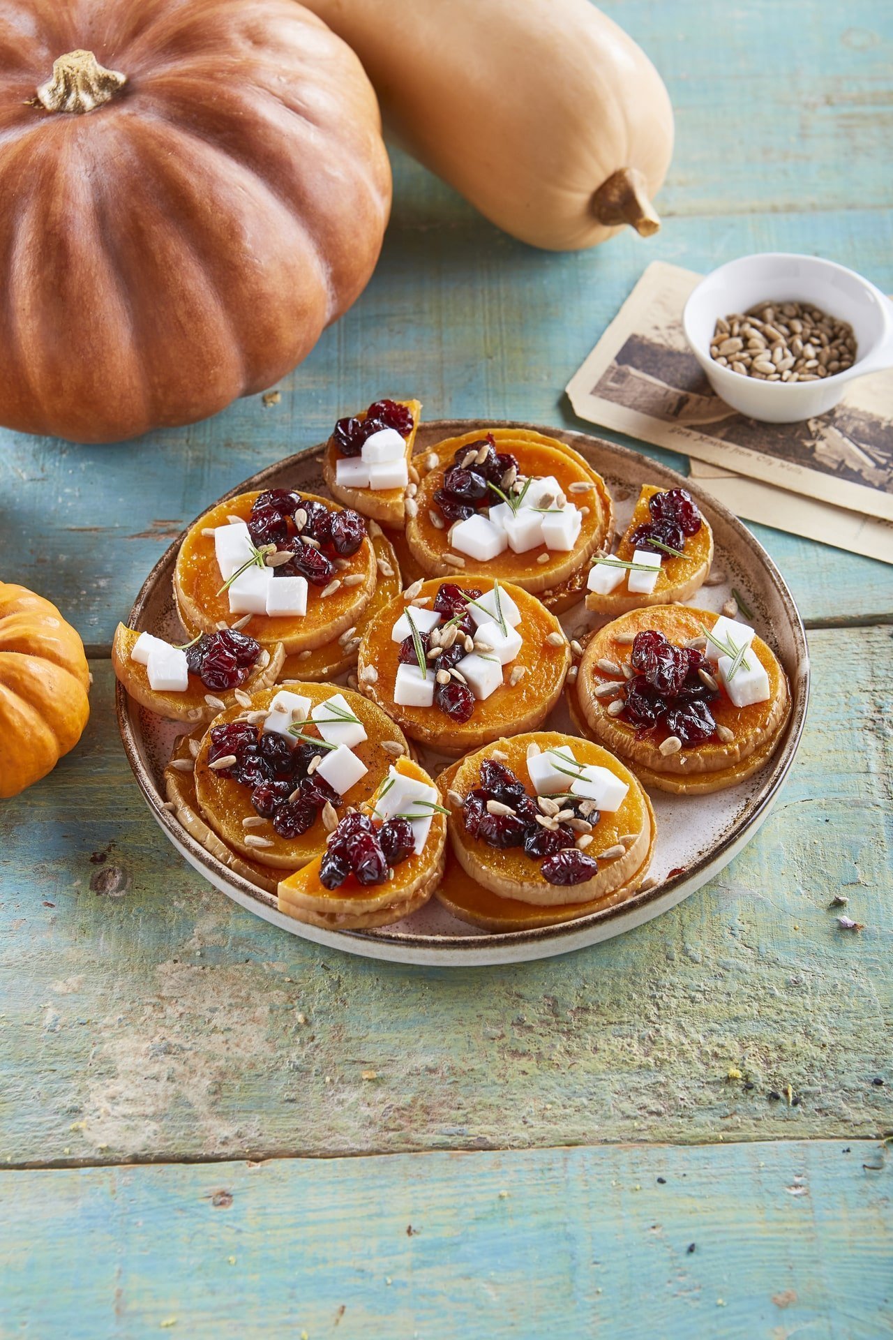 Abóbora assada com feta e arandos