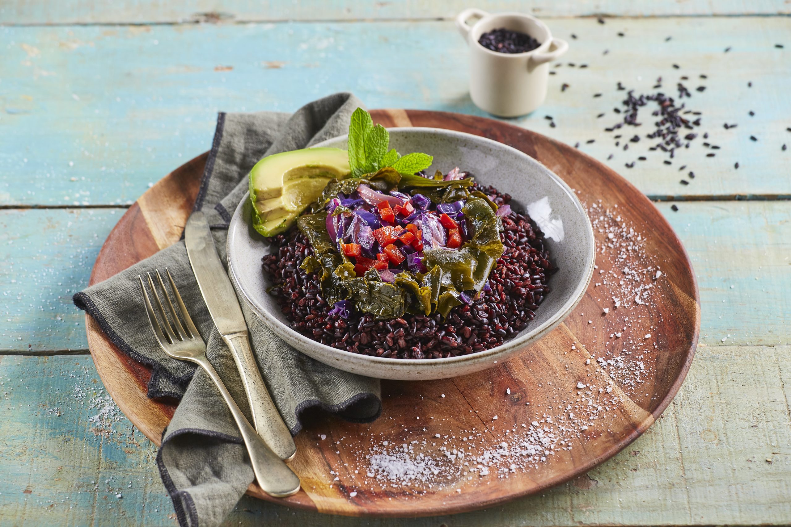 Bowl de arroz negro com legumes e algas