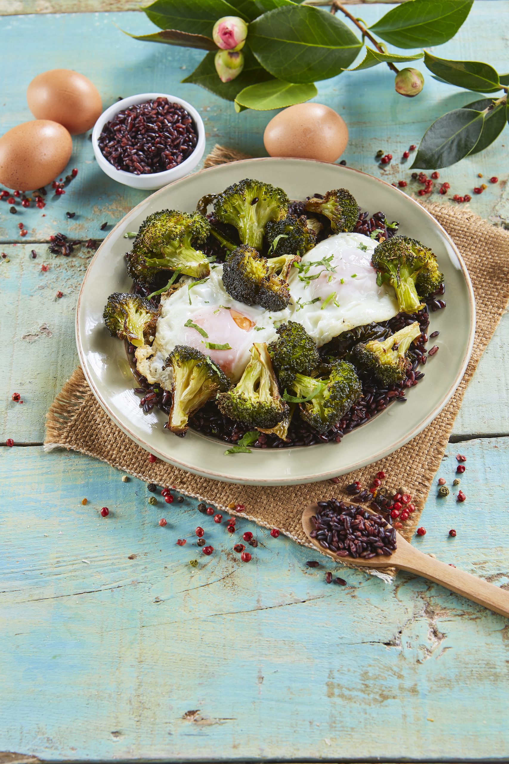 Arroz negro com ovos e brócolos