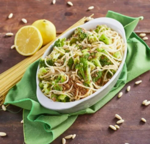 Pasta com limão e pinhões