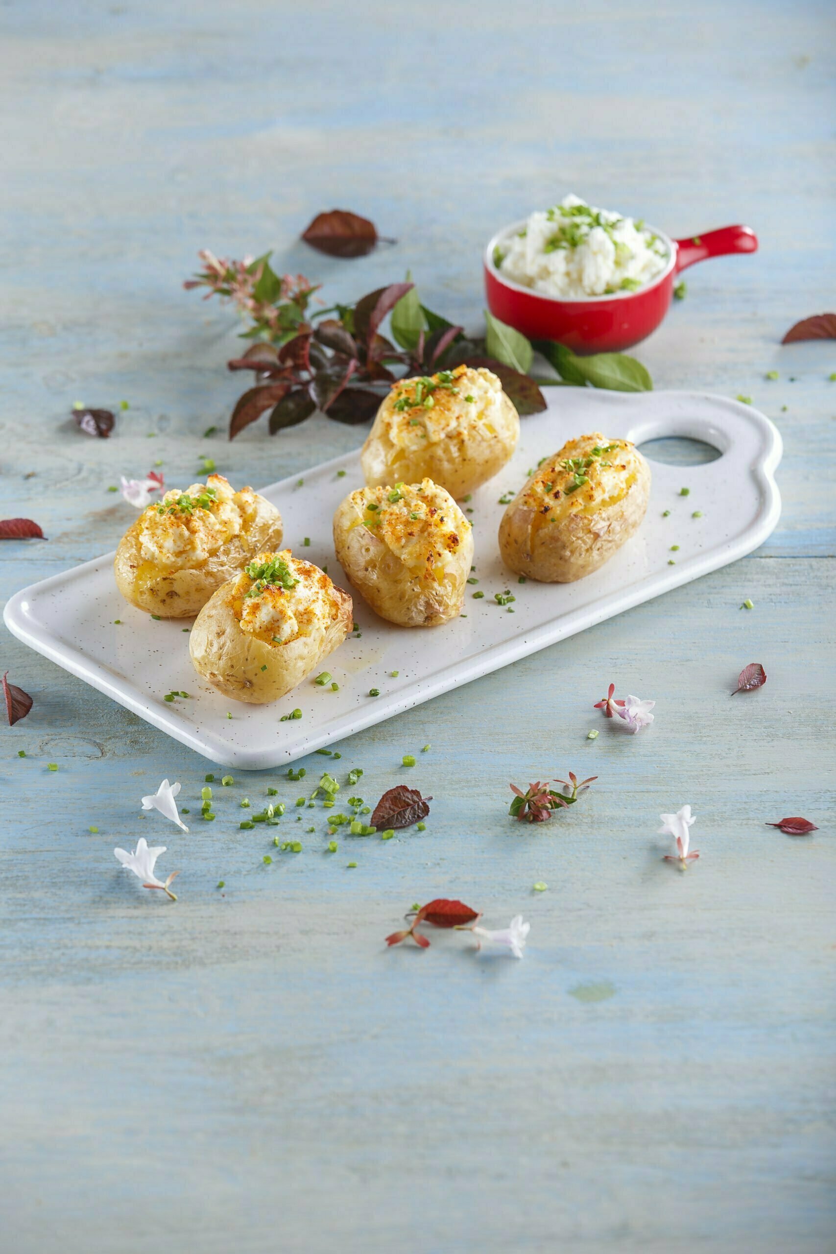 Batata assada com requeijão e cebolinho