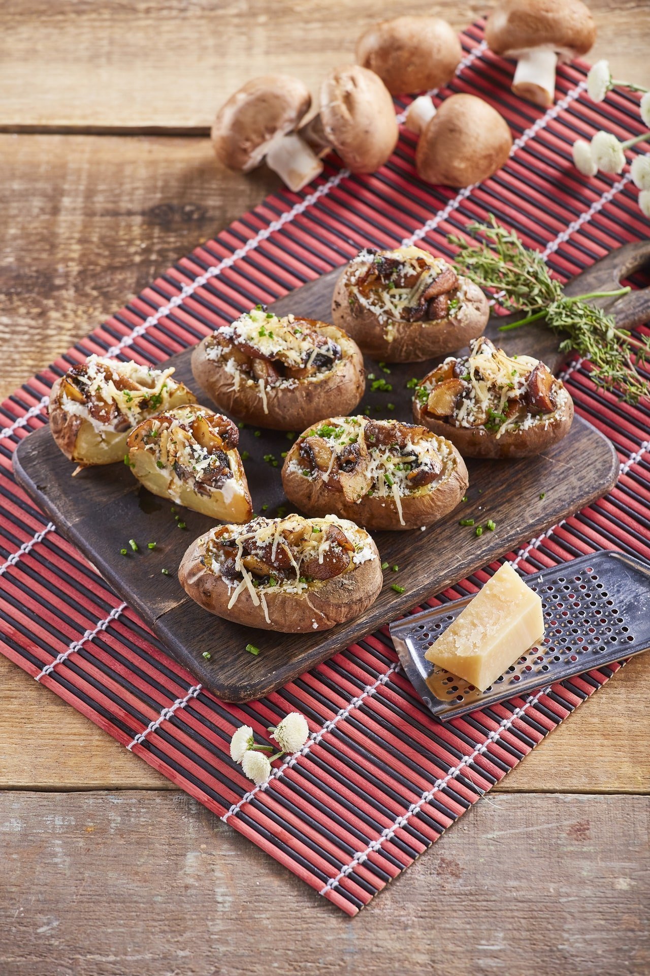 Batatas de forno recheadas com queijo e cogumelos