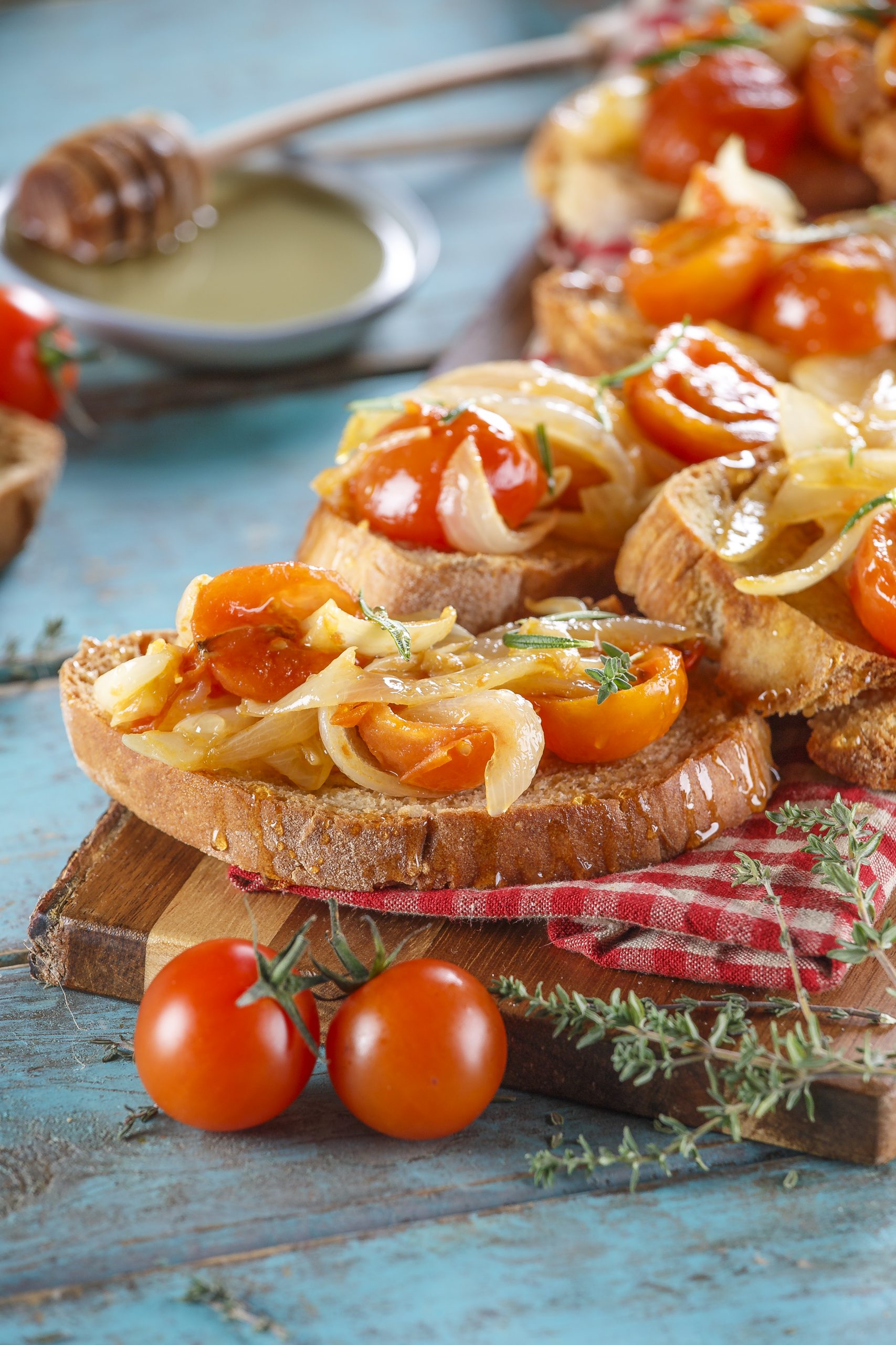 Bruschettas de tomate frito com mel