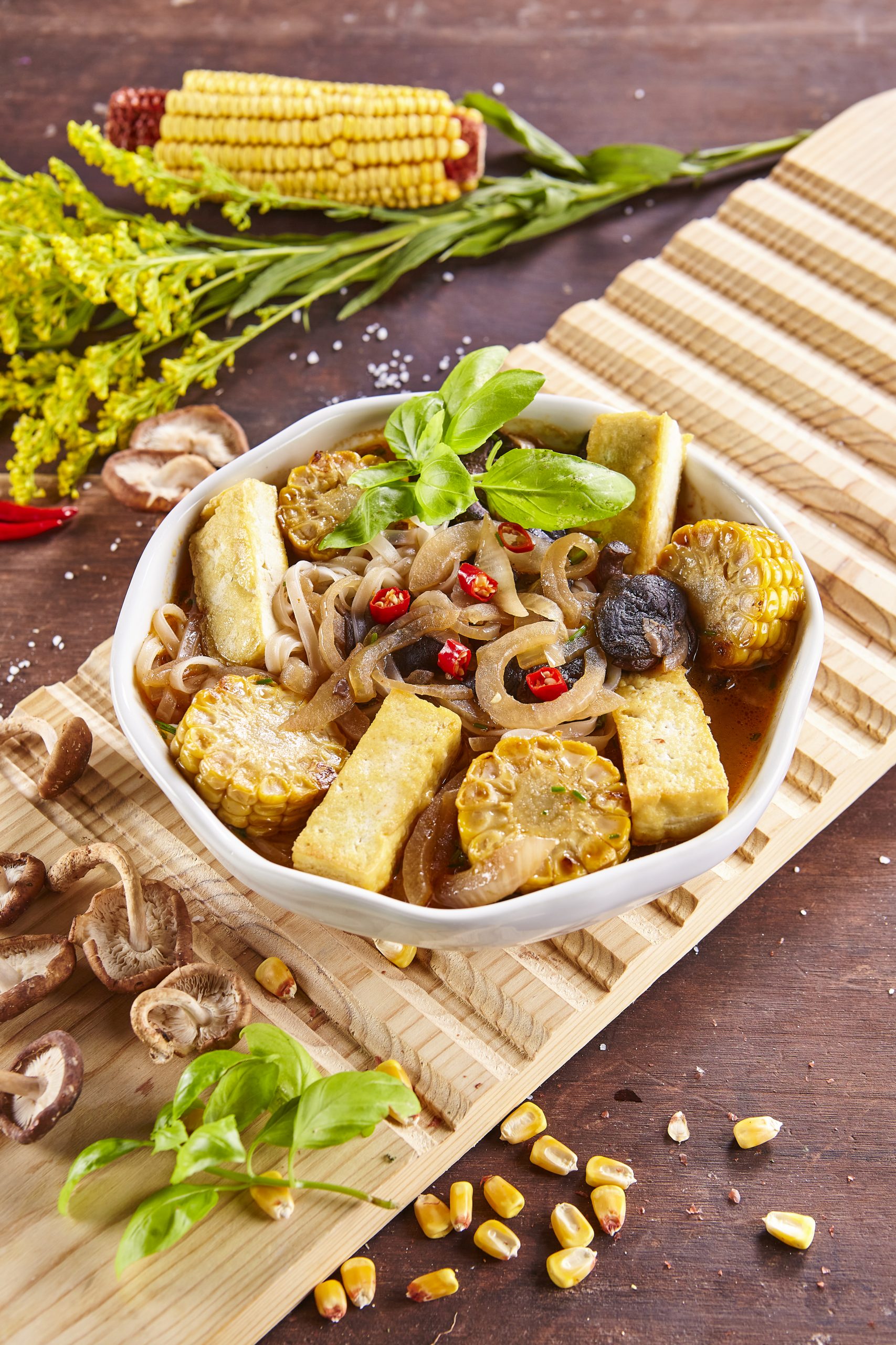 Bún bò Huê (Noodles com tofu e maçarocas)