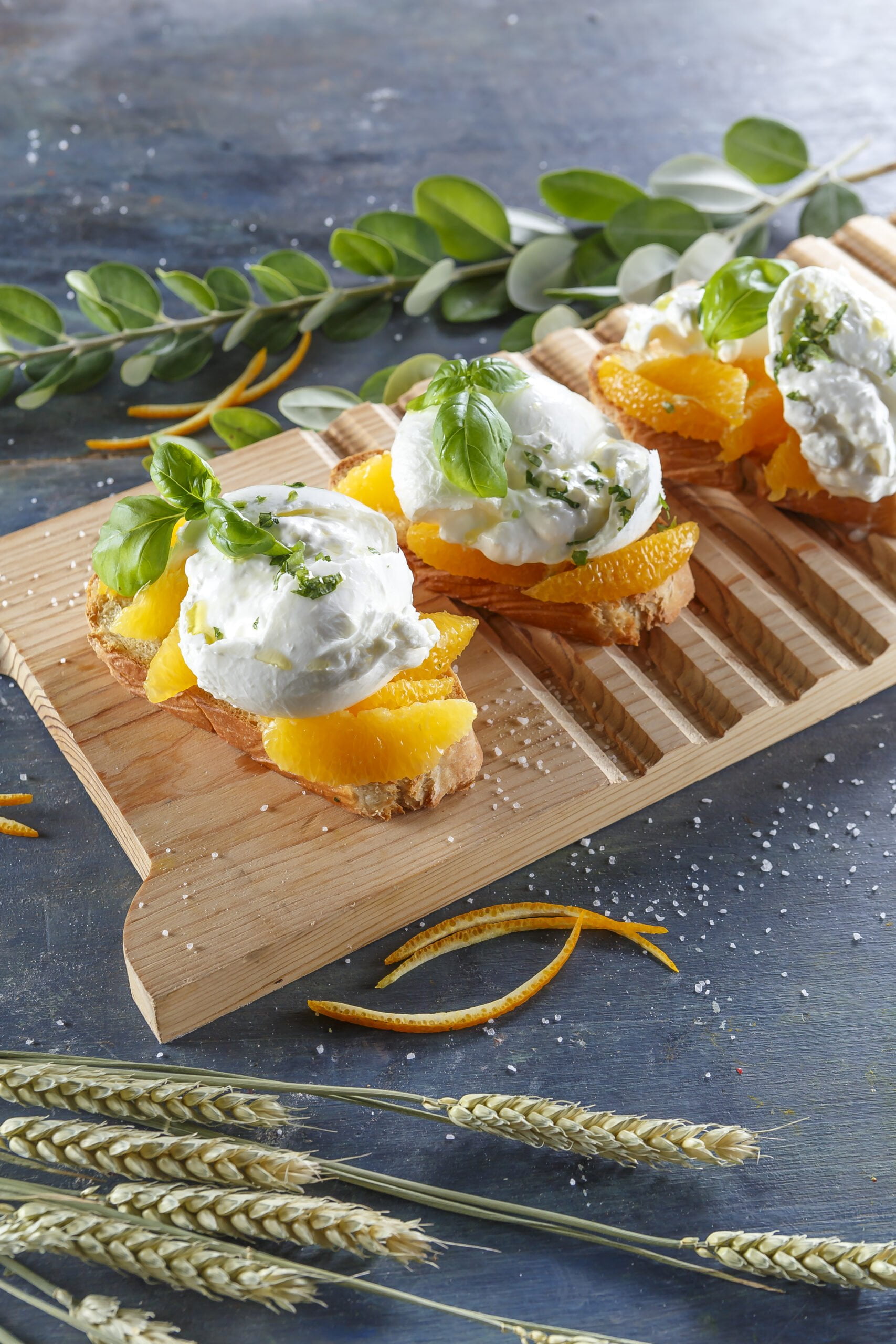 Burrata com coentros e laranja