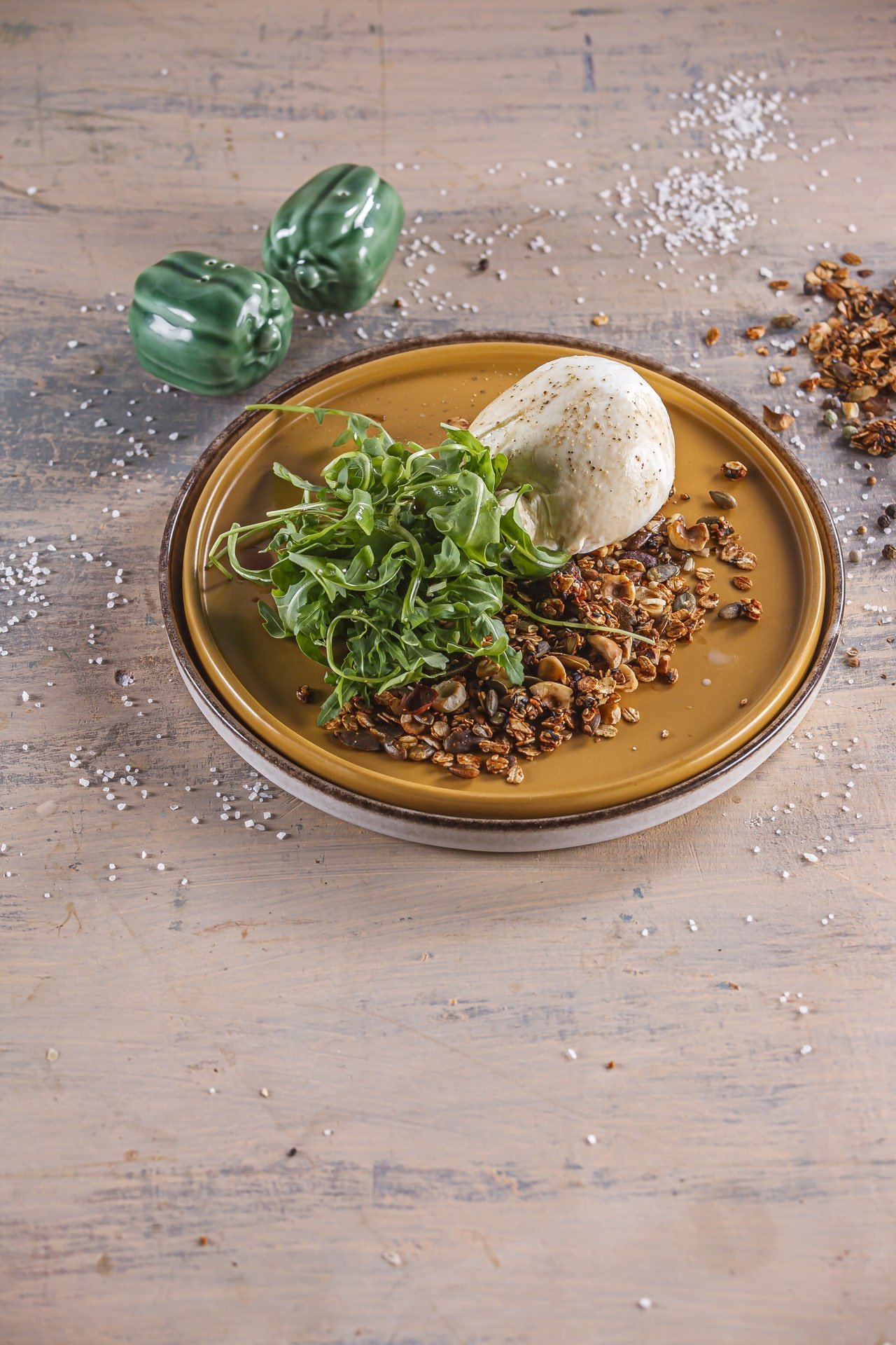 Burrata com granola caseira