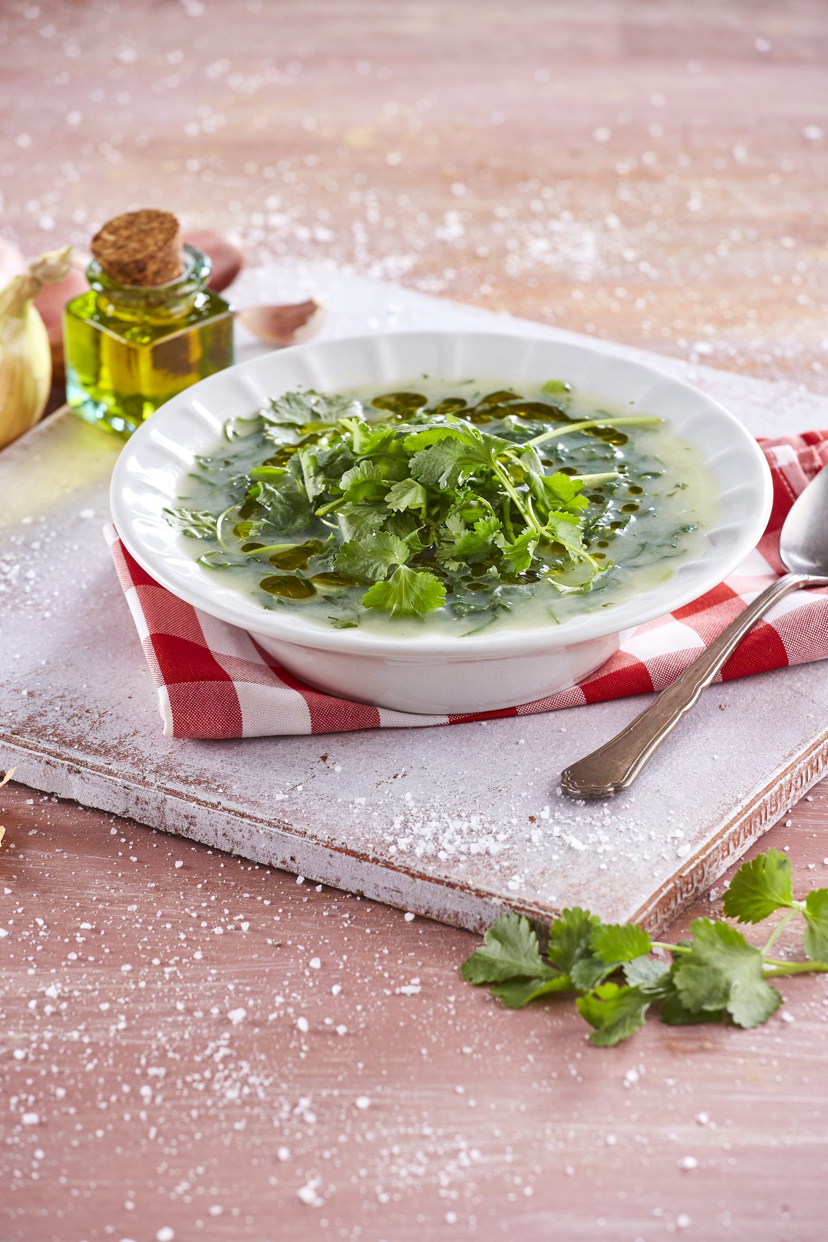 Caldo-verde com coentros