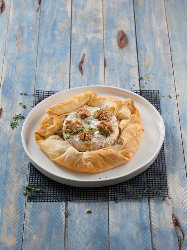 Queijo camembert assado com mel e massa filo