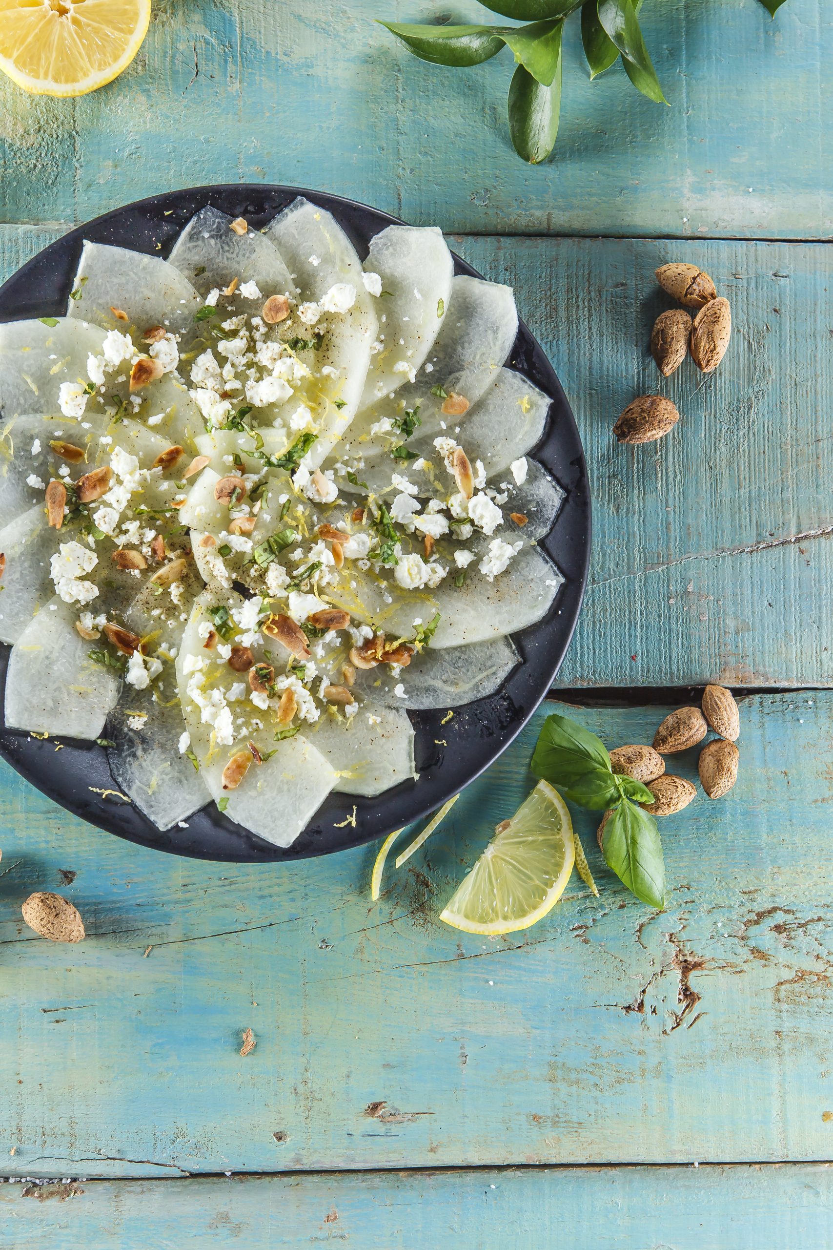 Carpaccio de melão com manjericão