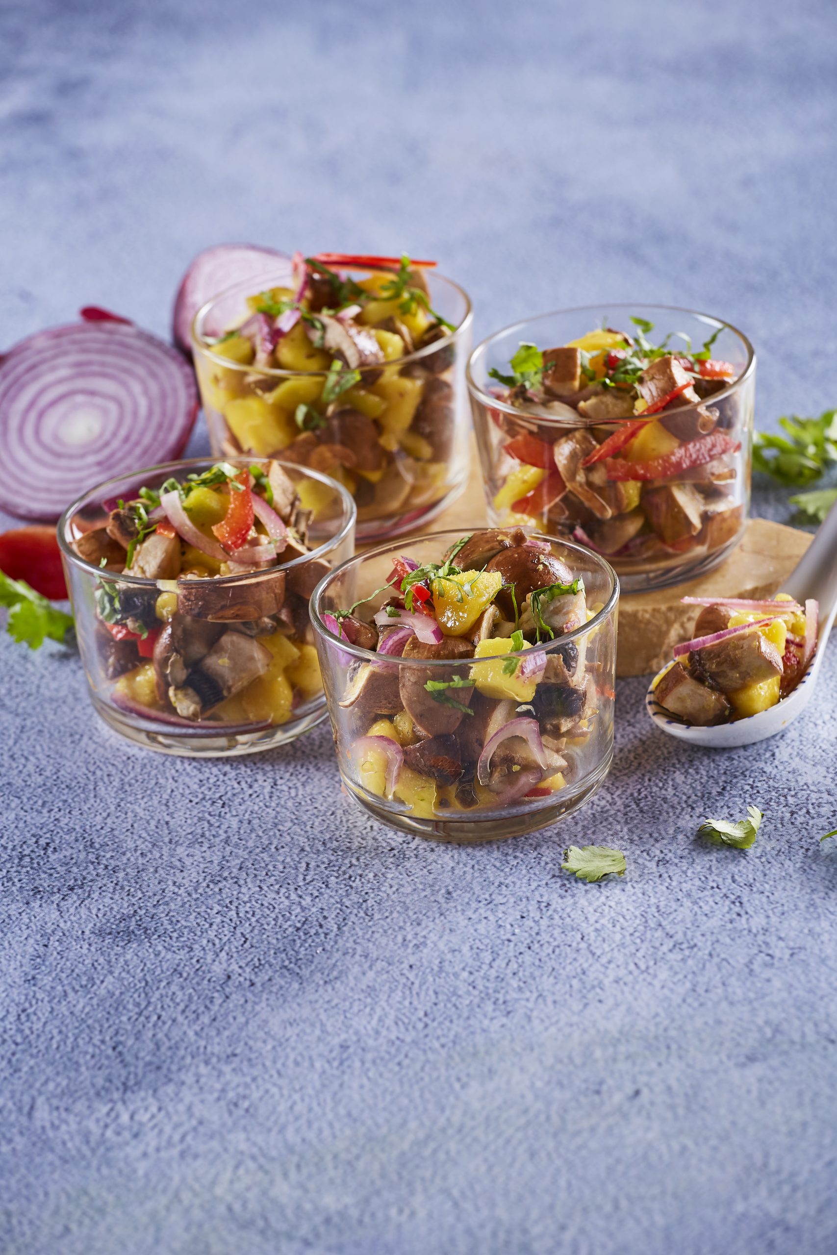 Ceviche de cogumelos com manga e cebola roxa