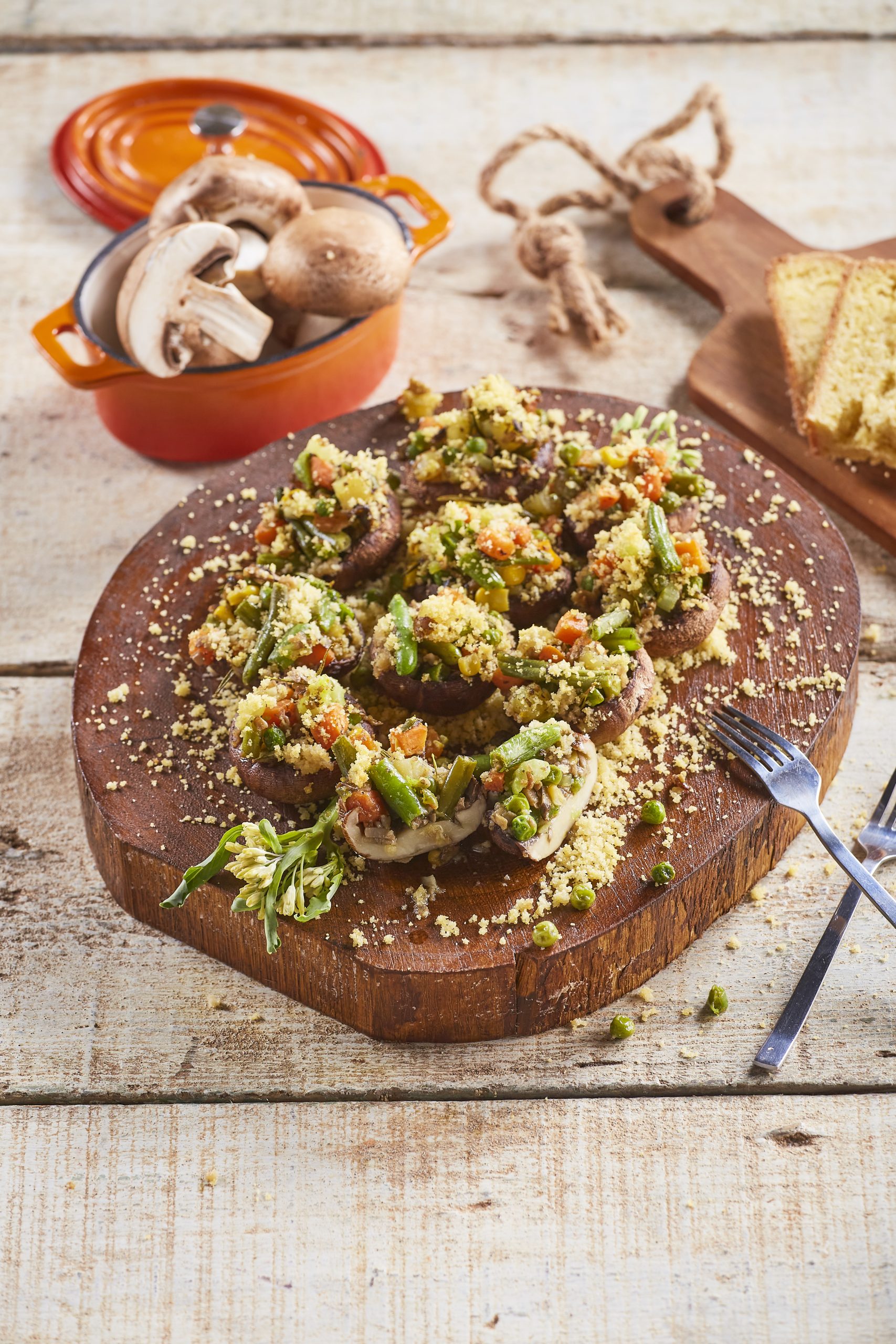 Cogumelos recheados com legumes e broa
