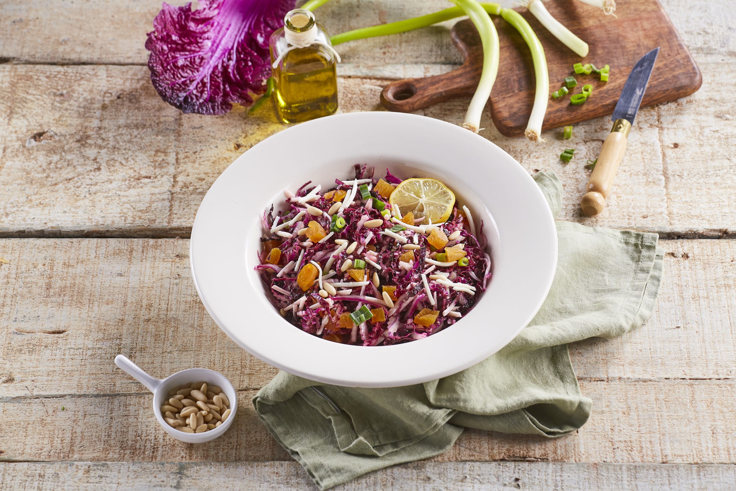 Salada de couve-chinesa com pinhões e alperces