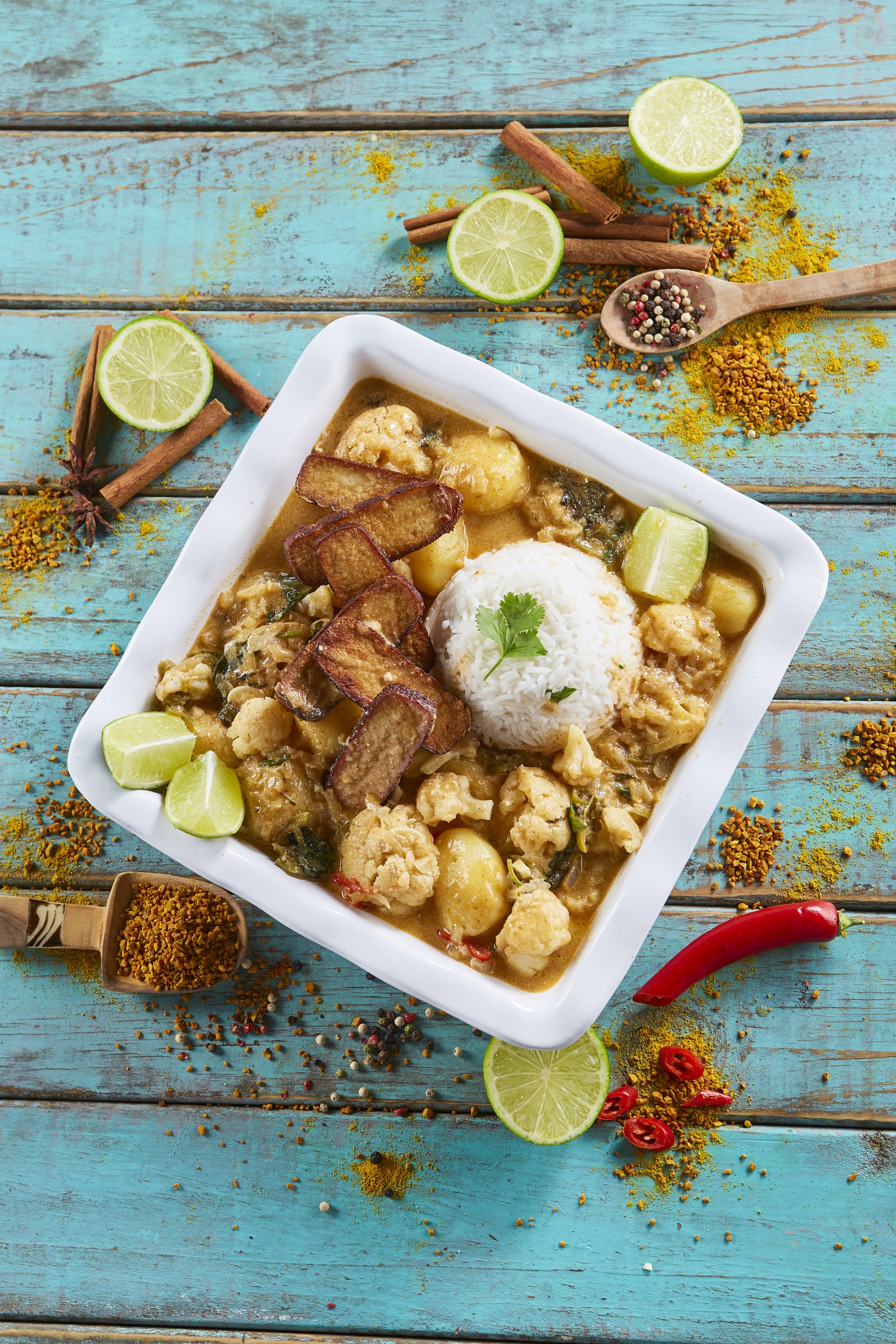 Caril de batata e couve-flor com tofu crocante