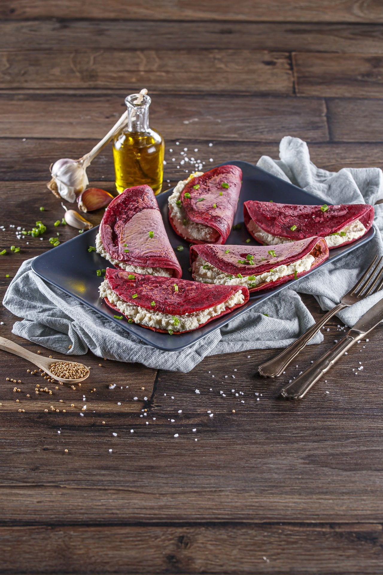 Crepes de beterraba com maionese de amêndoas