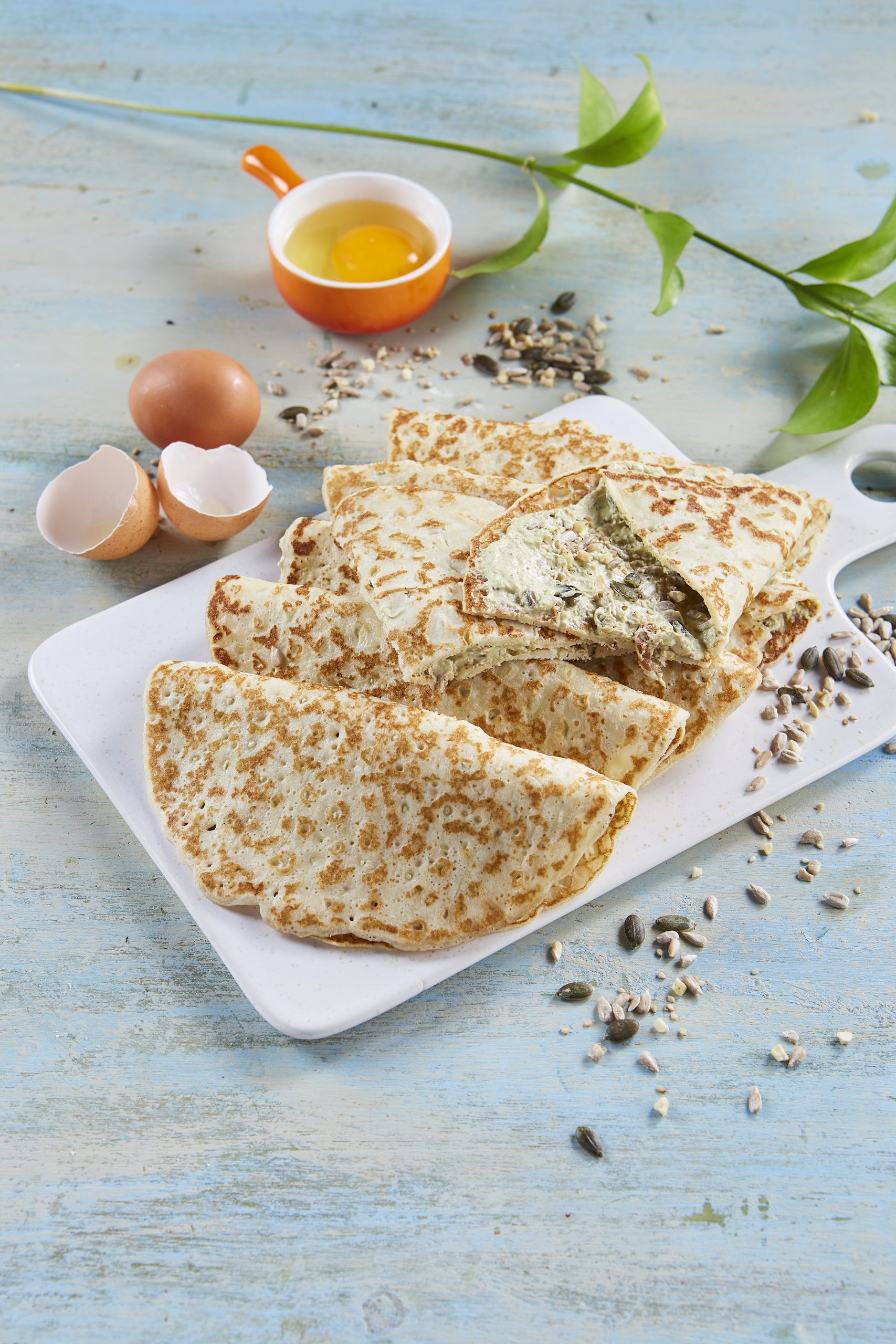 Crepes com pesto de queijo e sementes