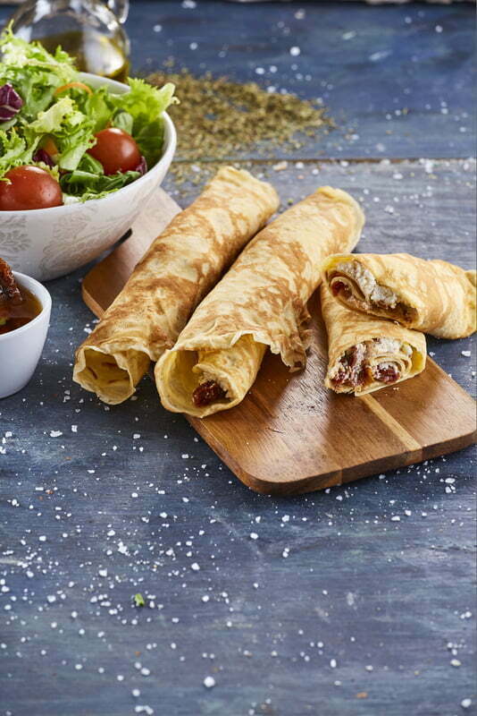 Crepes recheados de requeijão e tomate seco