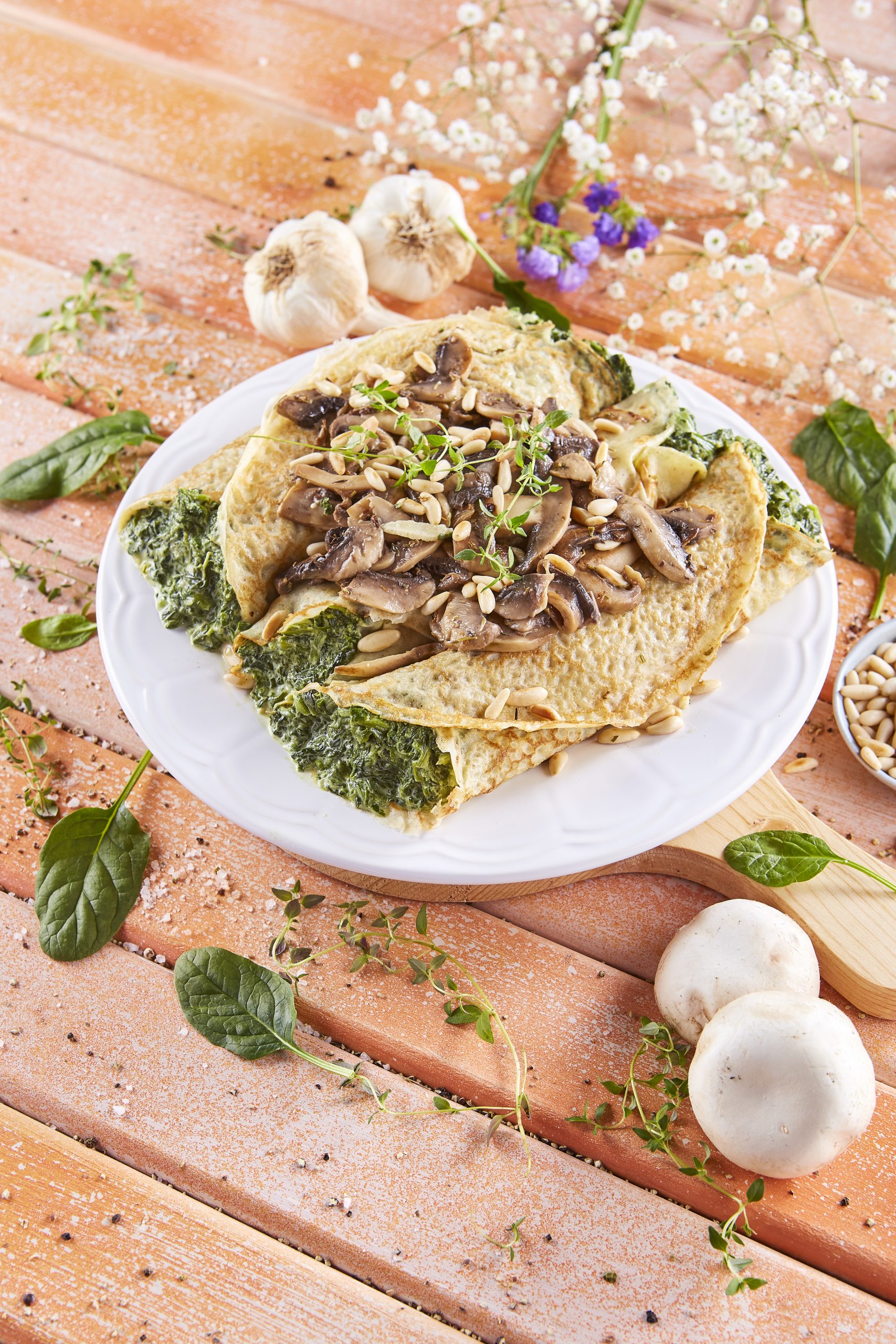 Crepes com espinafres cogumelos e pinhões