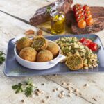 Croquetes de vegetais com migas de feijão-frade
