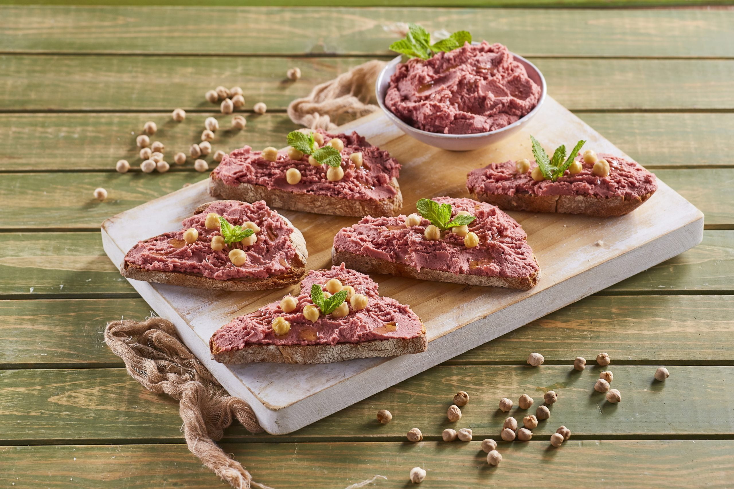 Crostini de húmus de beterraba e grão