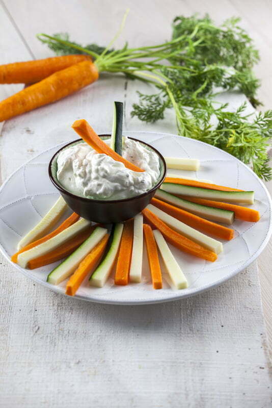 Dips de queijo creme com tiras de legumes