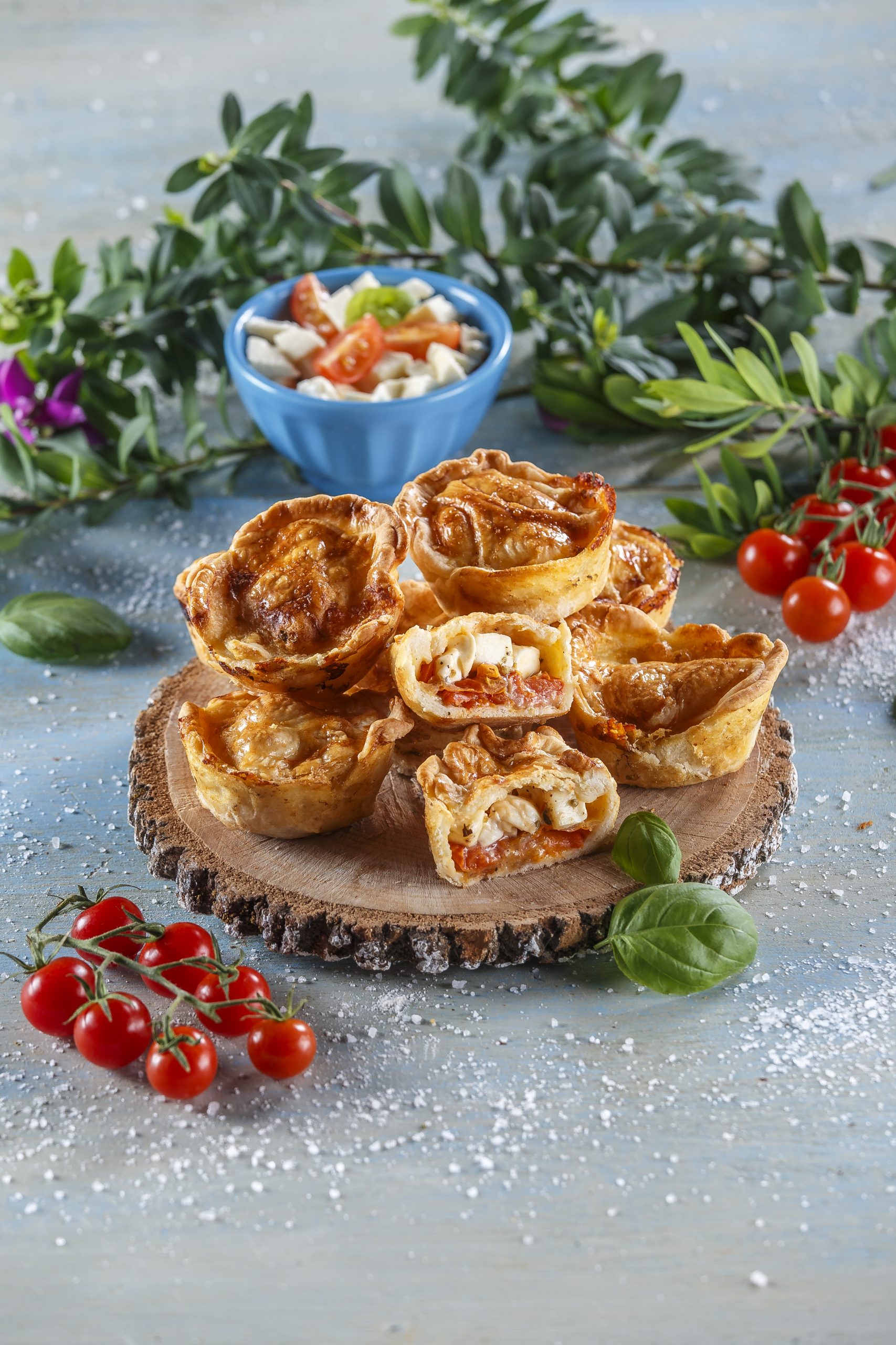 Empadas de tomate e mozarela