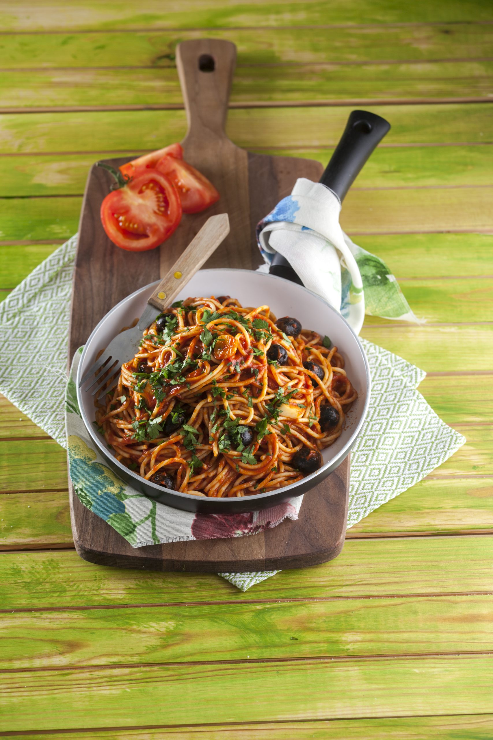 Esparguete com tomate e azeitonas pretas