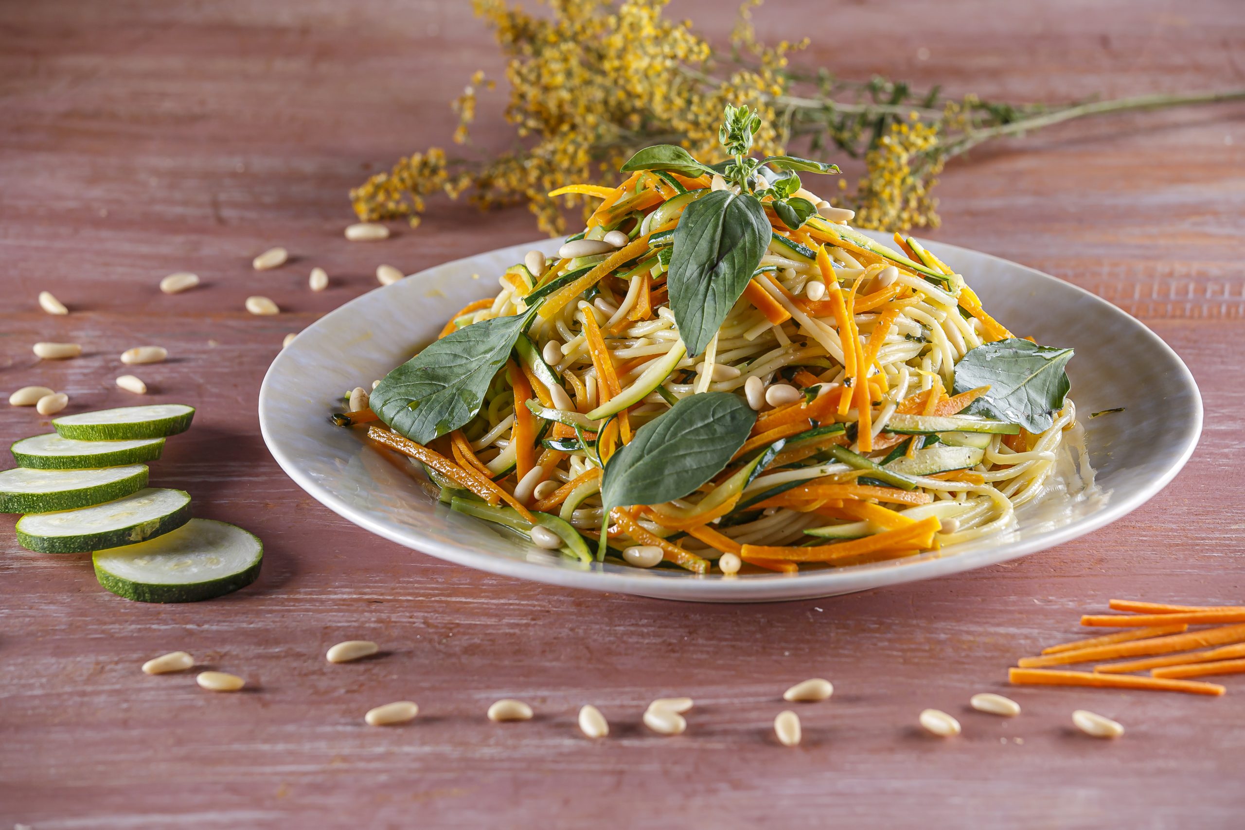 Esparguete com pesto e legumes
