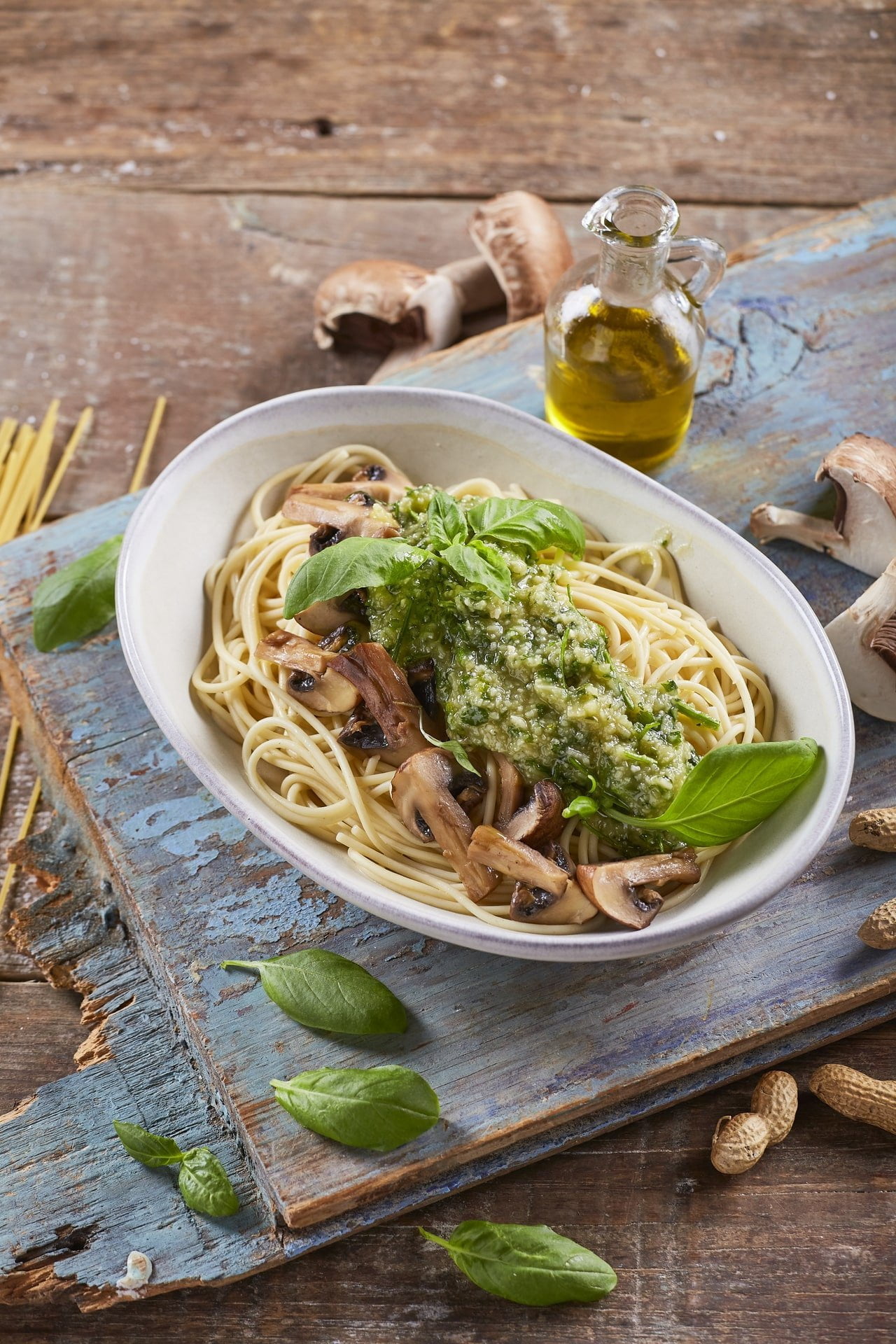Esparguete de cogumelos com pesto de frutos secos