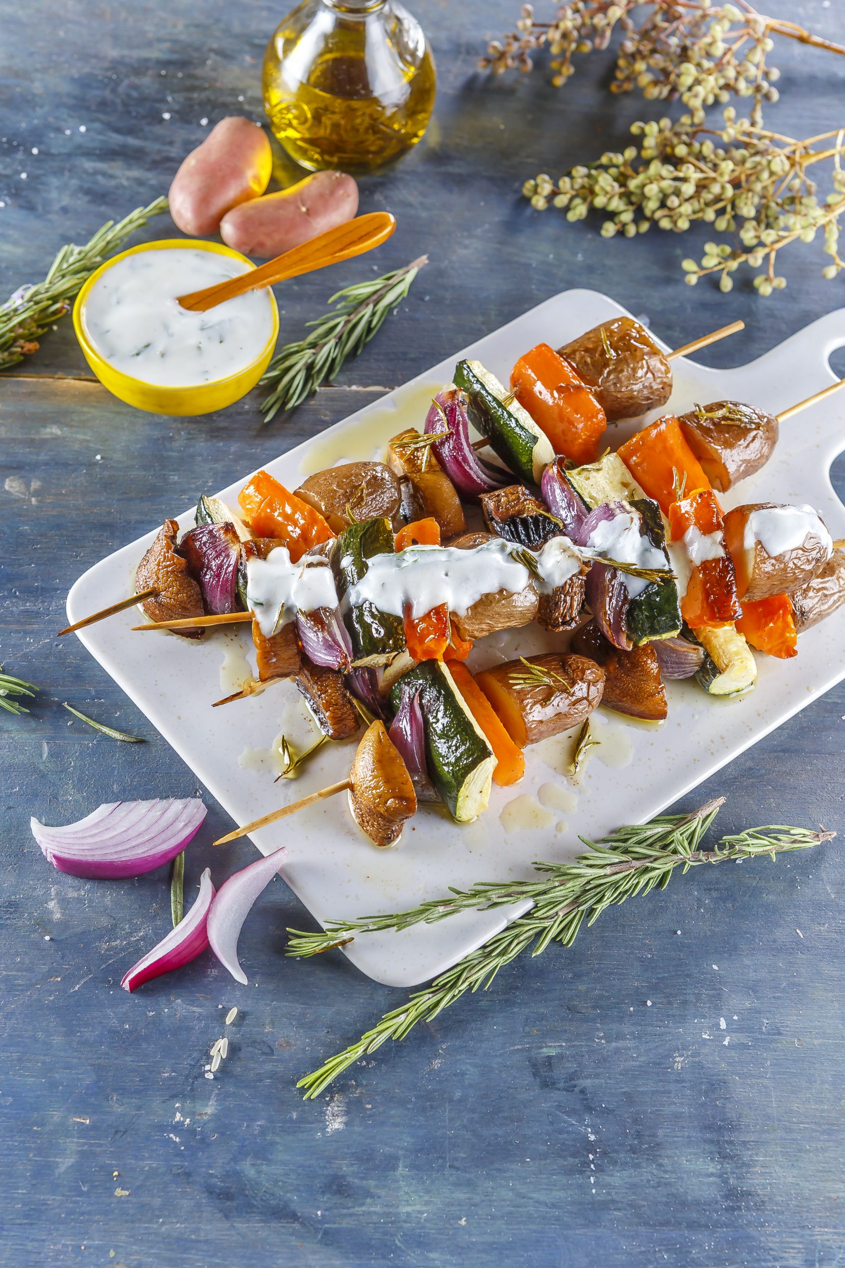 Espetadas de legumes com molho de iogurte