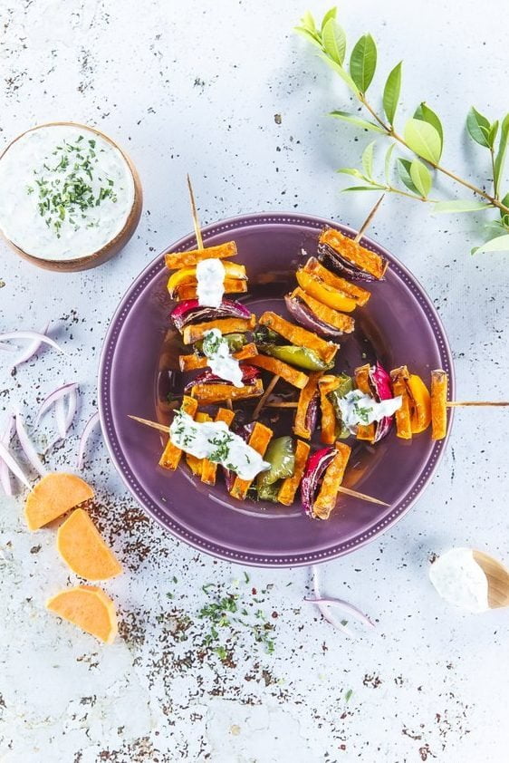 Espetada de batata-doce com molho de iogurte