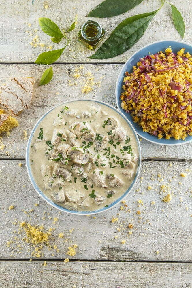Fricassé de cogumelos com migas de cebola roxa