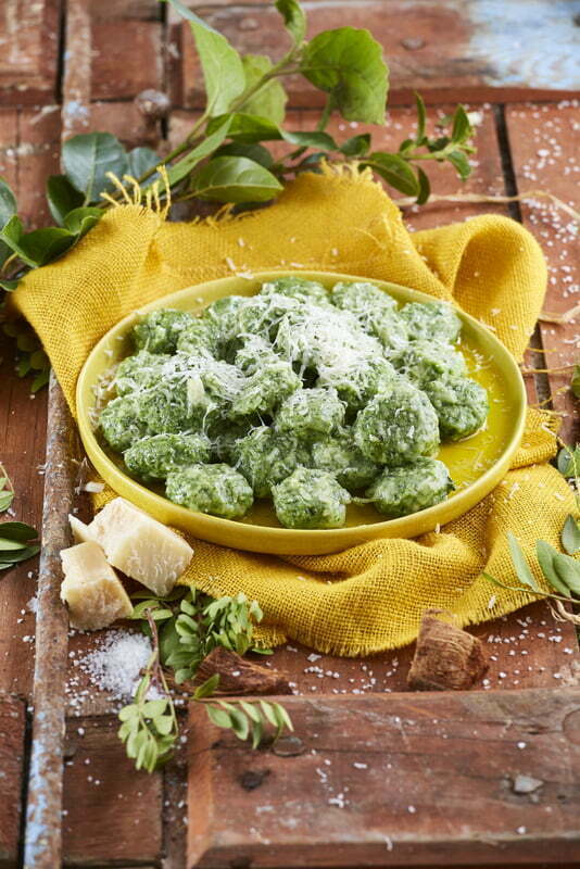 Gnudi de queijo ricota e espinafres