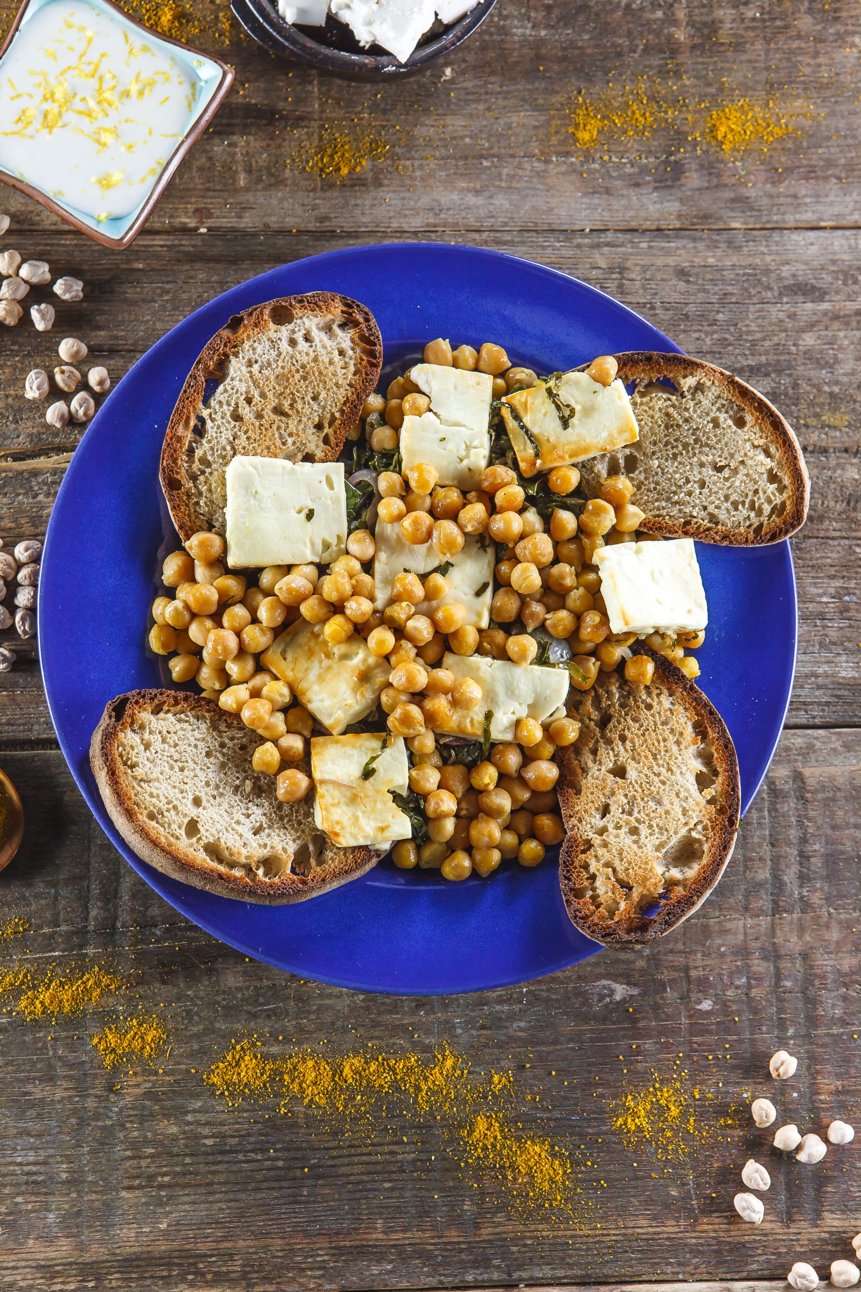 Grão com feta e molho de iogurte