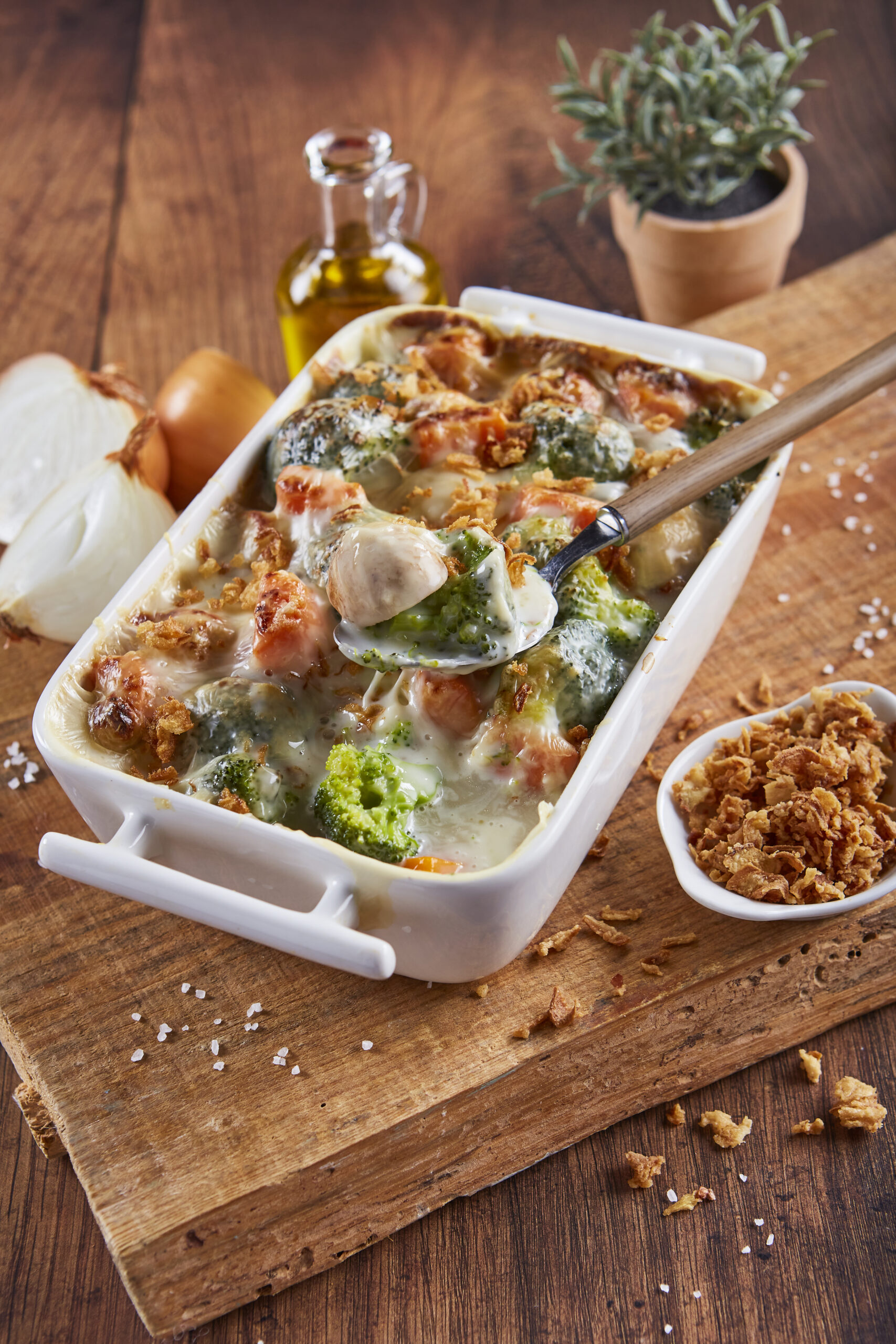 Gratinado de brócolos com cebola crocante