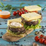 Hambúrguer de cogumelos em broa de milho