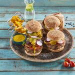 Hambúrguer de feijão com chips de batata-doce